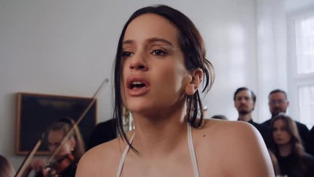 Rosalía, en un fotograma de su videoclip