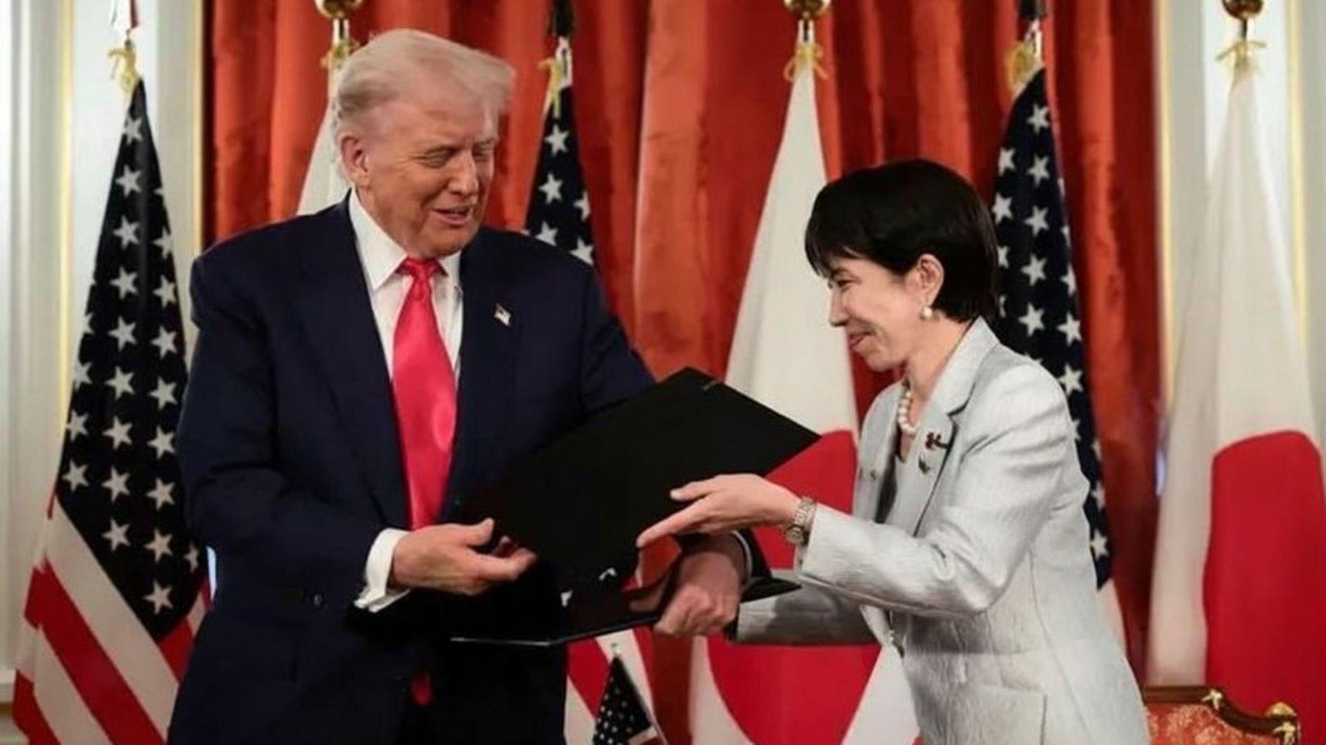 Trump y Takaichi posan tras la firma del pacto en Tokio