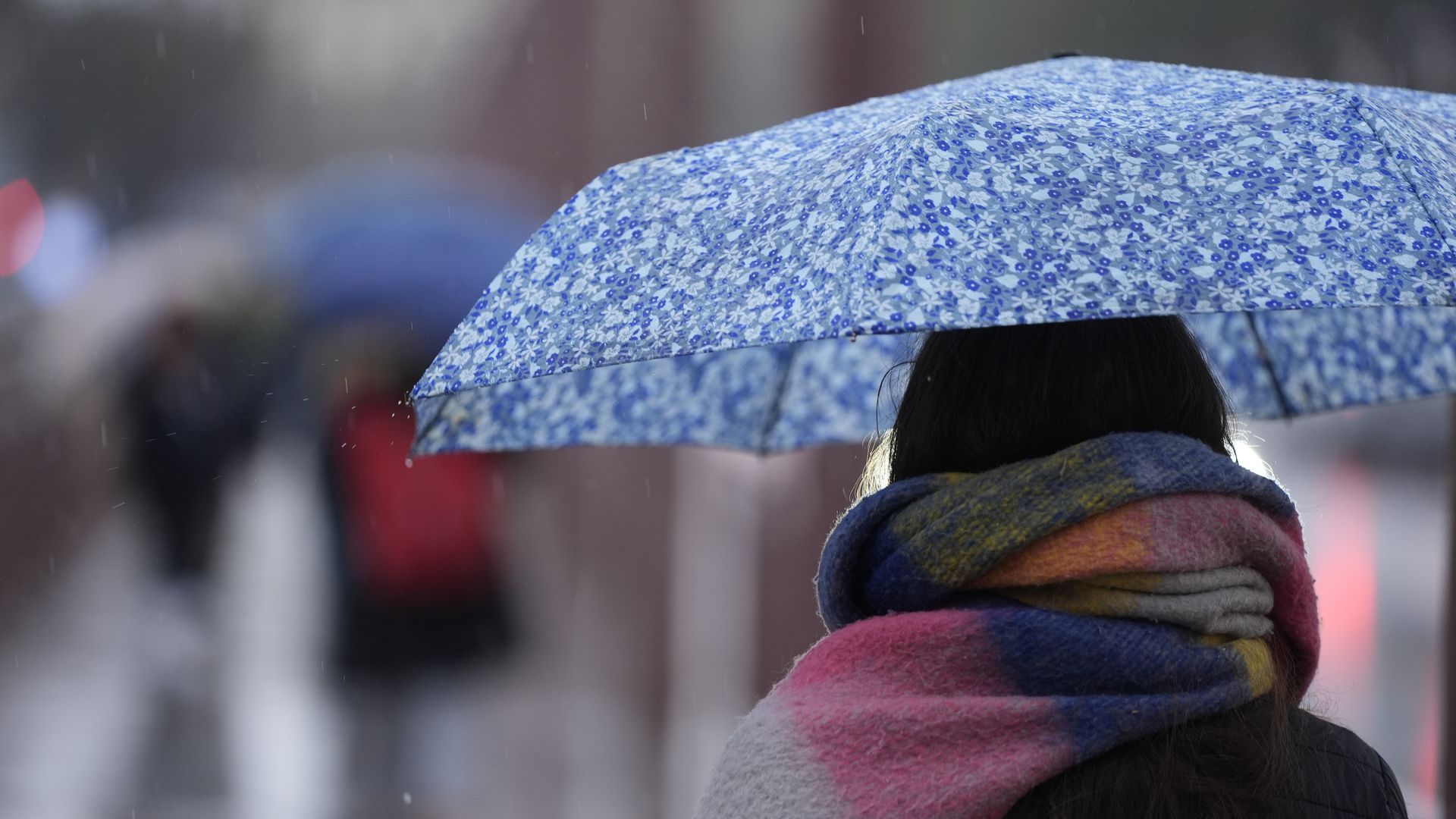 Una persona se protege de la lluvia con un paraguas
