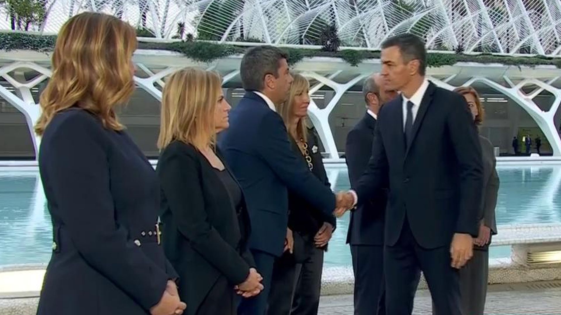 El saludo entre Mazón y Pedro Sánchez
