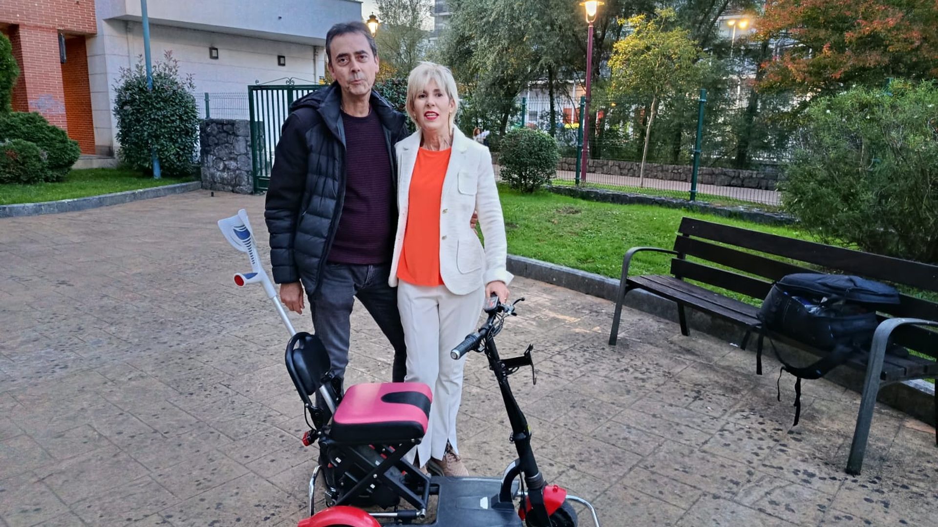 Aitor y Yolanda junto a la scooter