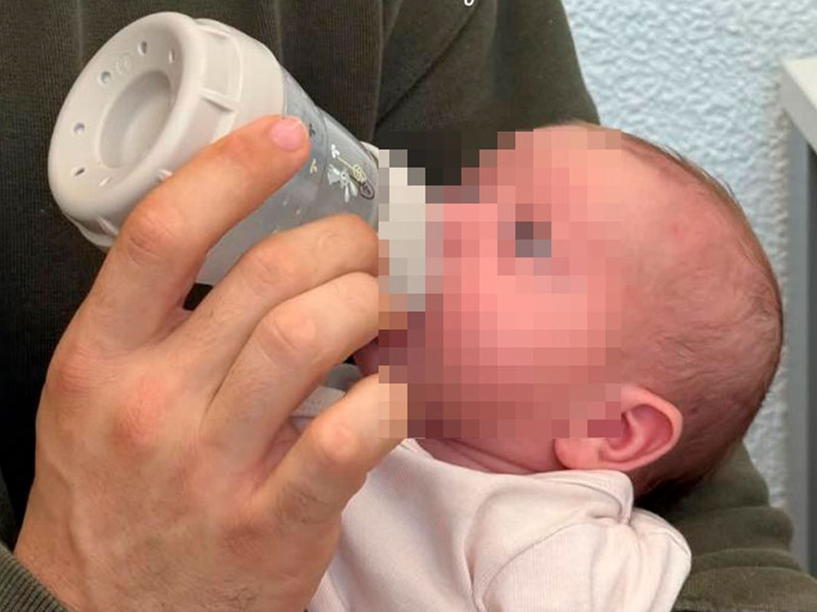 Darío Sellés, dando un biberón a su hija Gia