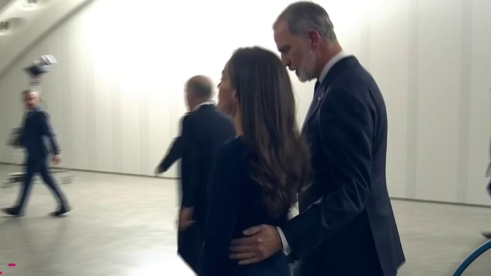 Doña Letizia, consolada por el rey antes de entrar en el funeral de Estado