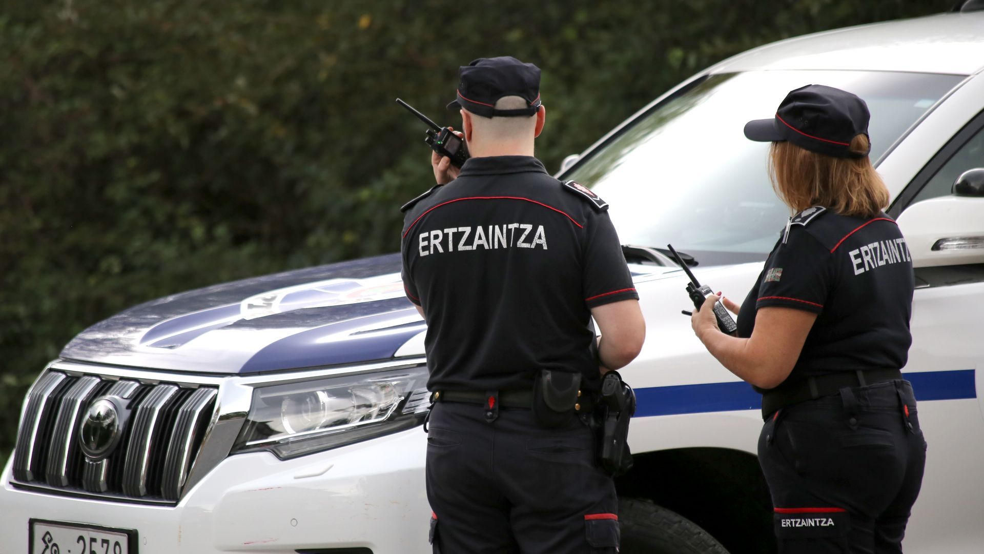 Dos agentes de la Ertzaintza de patrulla