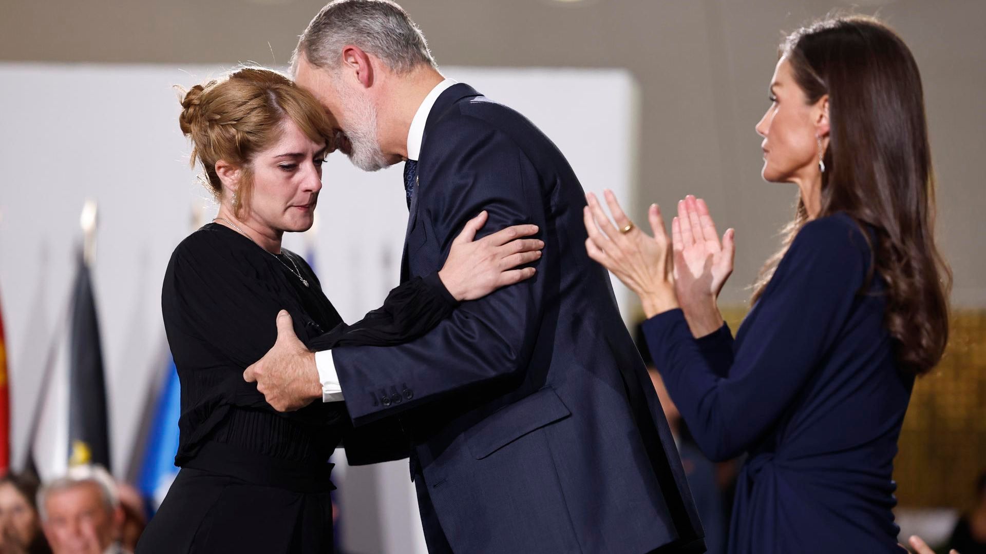 El aplaudido discurso de una víctima de la DANA frente a Carlos Mazón y Pedro Sánchez: señala como causantes a quienes "omiten su deber"