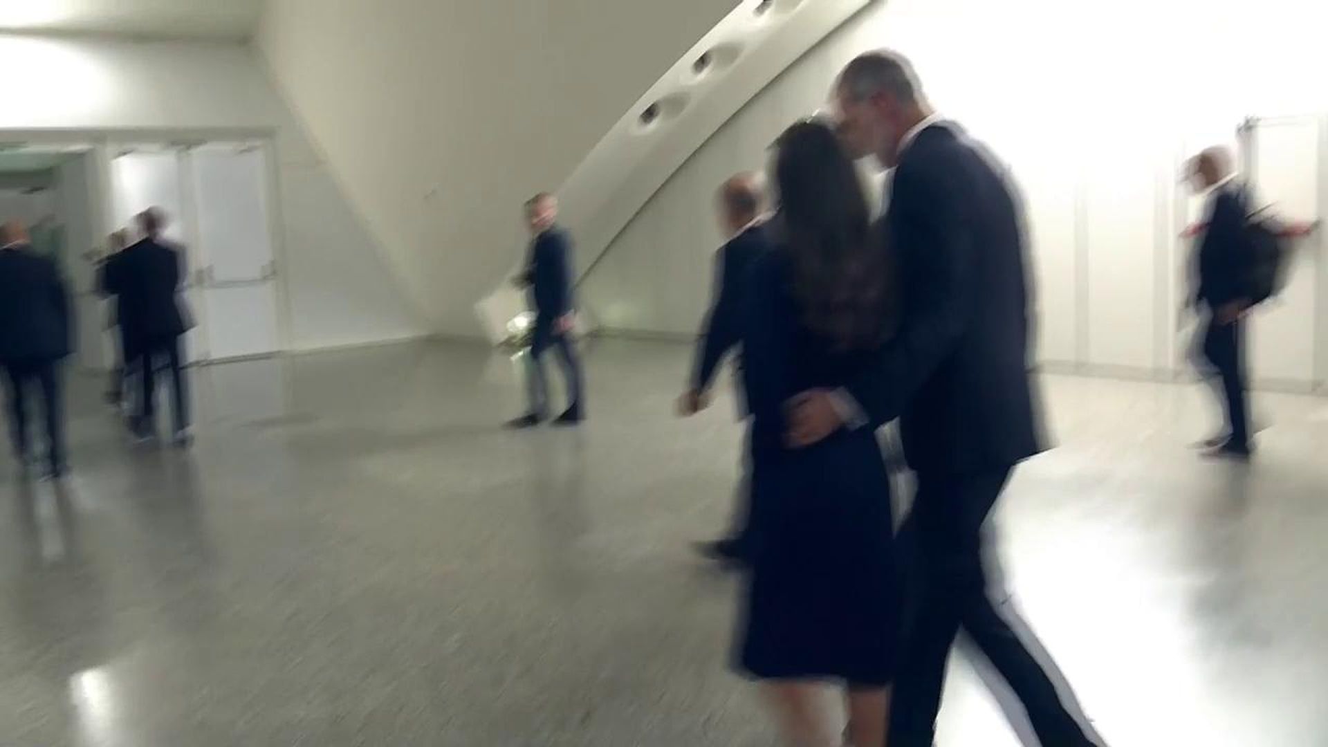 El consuelo del rey a la Reina tras escuchar a las víctimas de la DANA