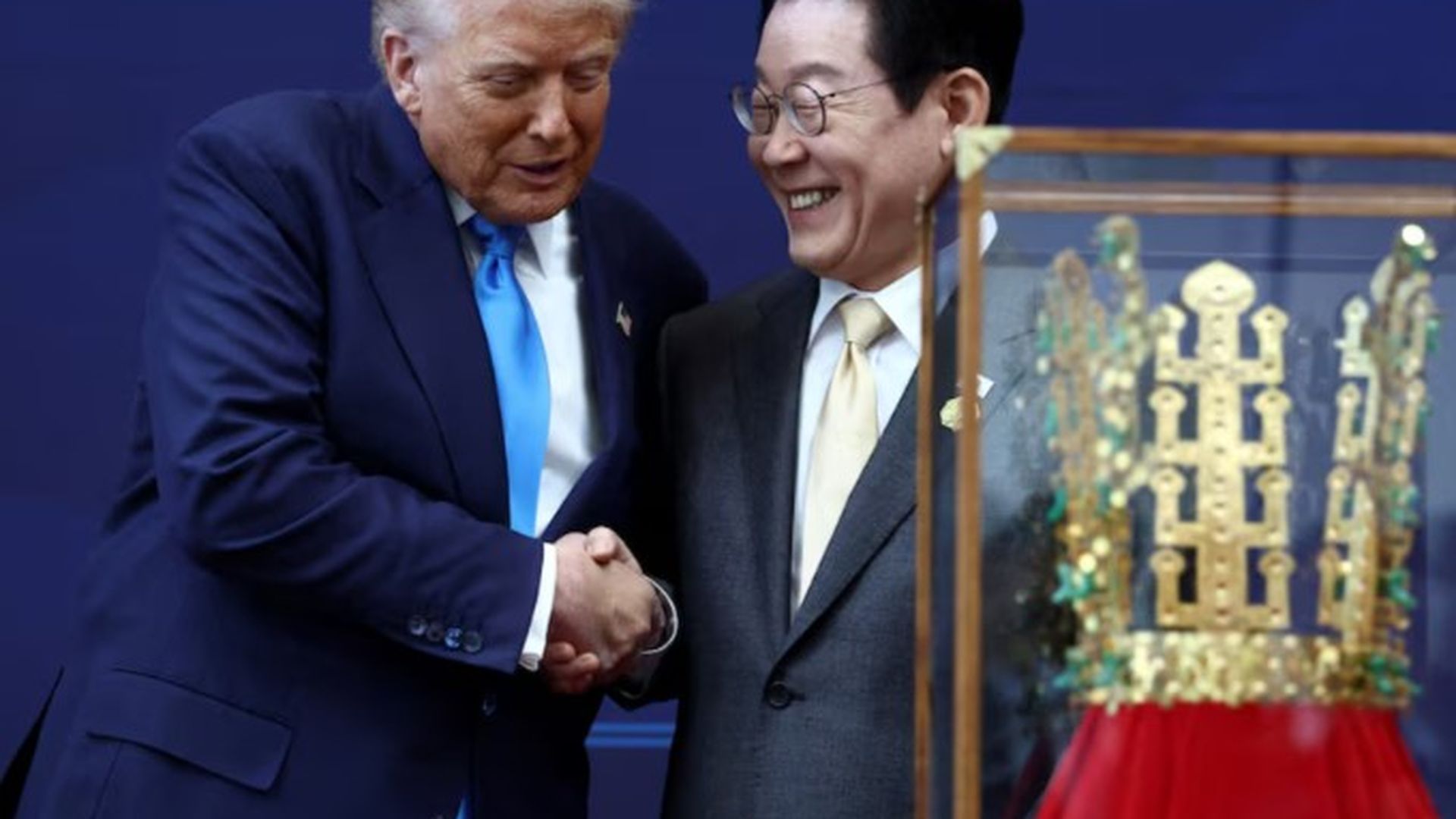 El presidente de EEUU y su homólogo surcoreano, Lee Jae-myung en el momento de la entrega de la corona