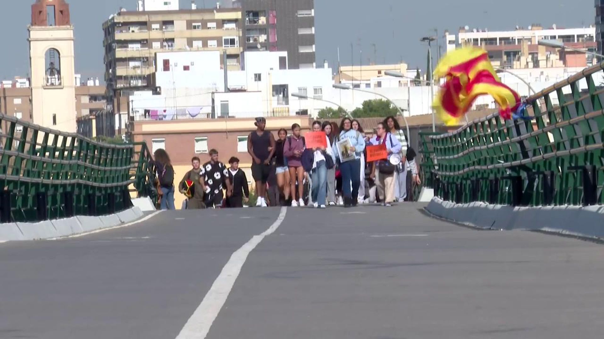 Mantas en recuerdo a los muertos, banderas a media asta y una vuelta al Puente de la Solidaridad