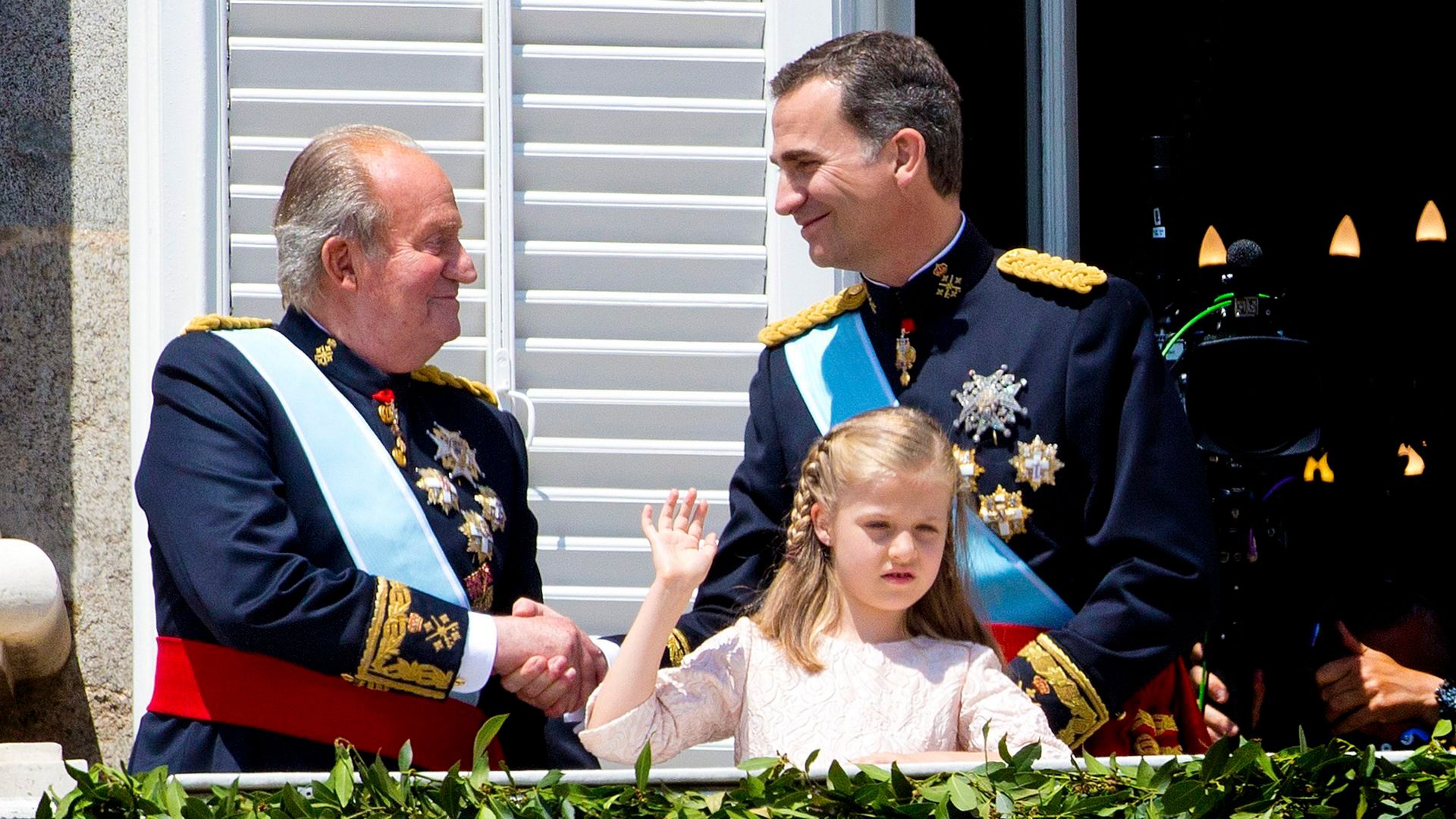 El rey Juan Carlos, el rey Felipe y la princesa Leonor