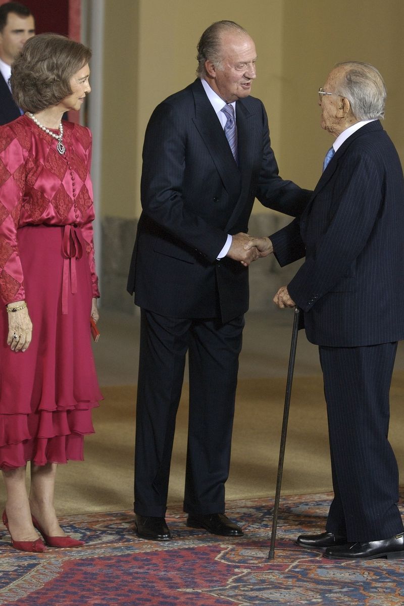 El rey Juan Carlos I, la reina Sofía y Santiago Carrillo, en una imagen de 2008