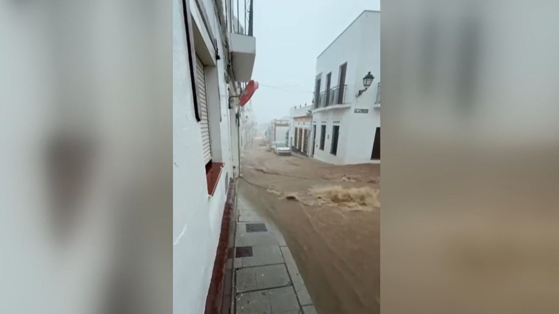 Huelva, en aviso rojo por fuertes lluvias, sufre las primeras inundaciones