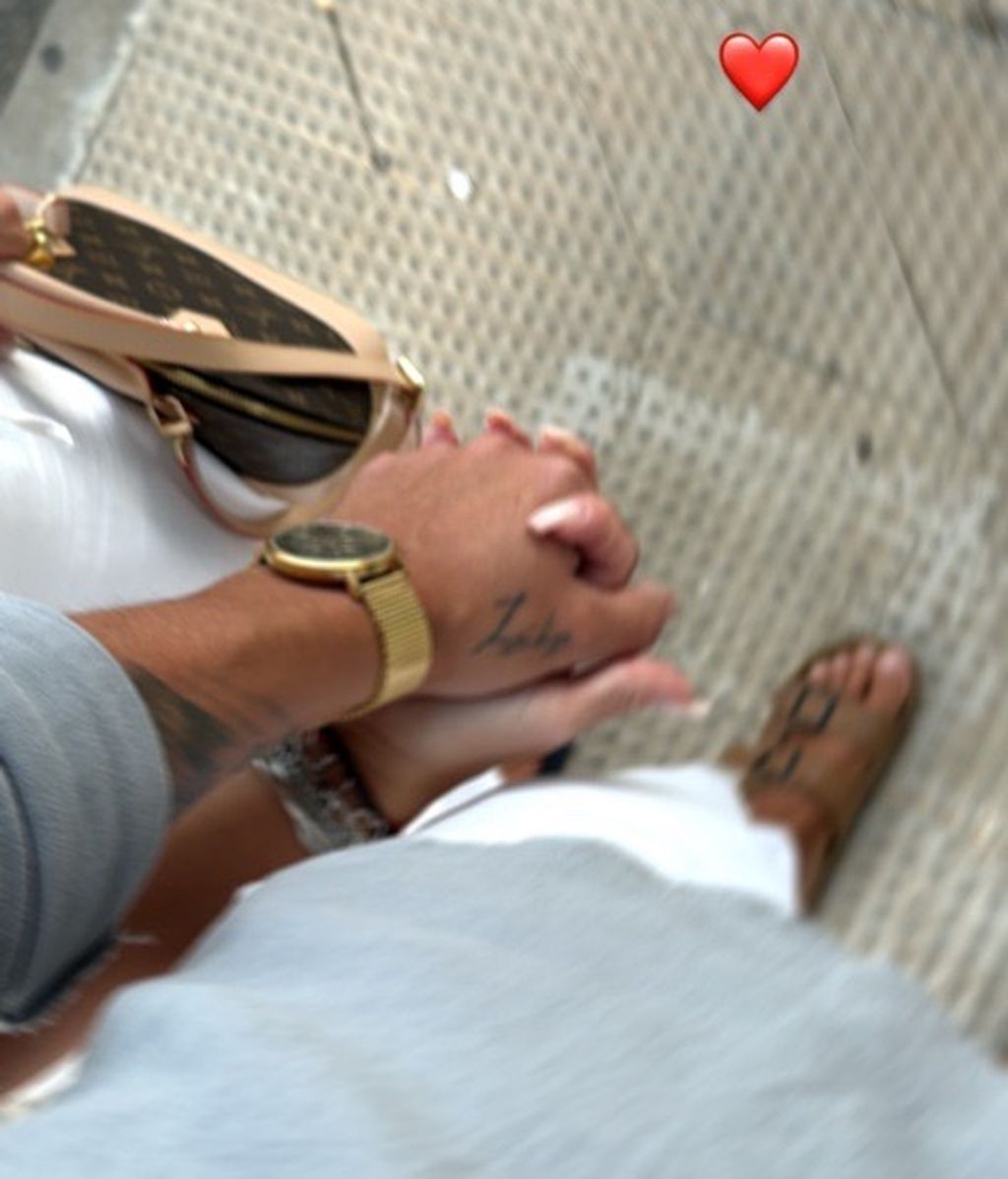 La foto de Luitingo, paseando de la mano con su novia