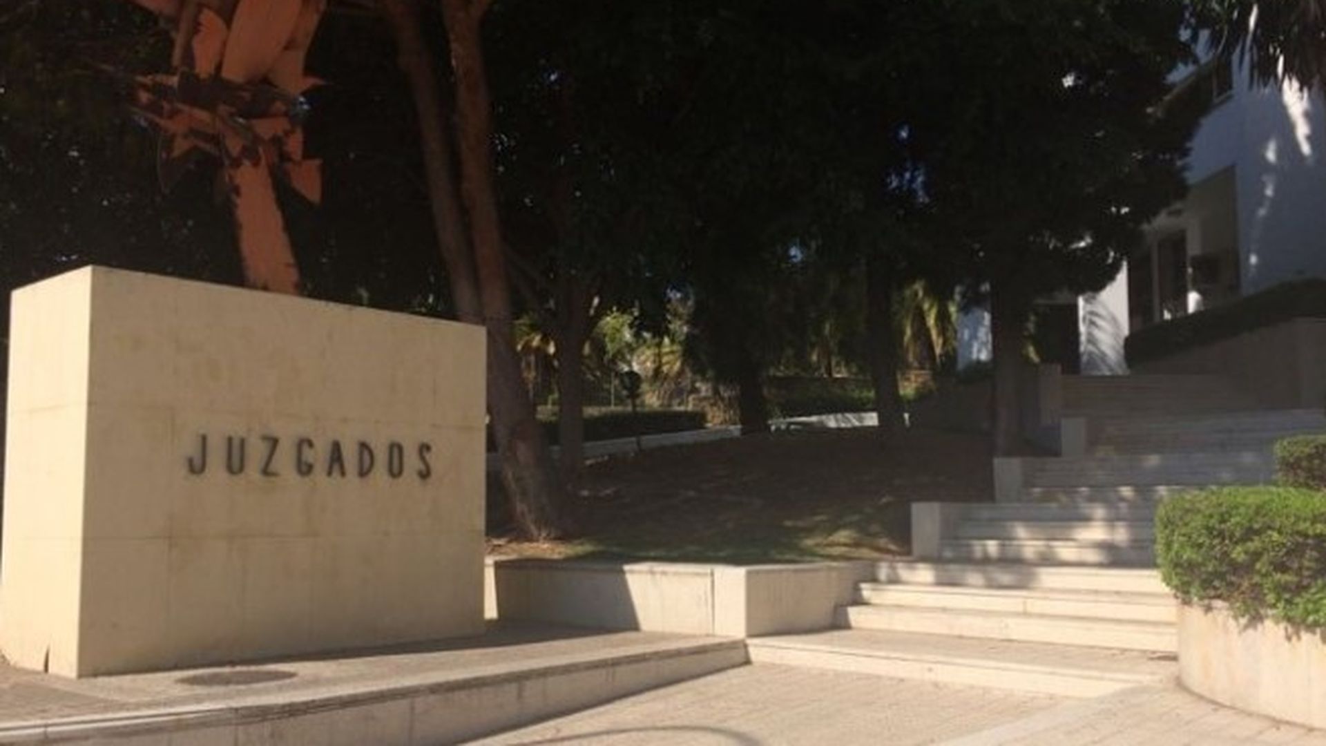 La magistrada aplaza el juicio a una mujer, acusada de lanzar a la basura a su bebé recién nacida en Porto Cristo, Marbella.