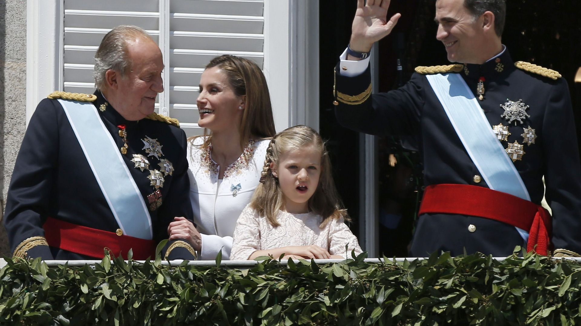 La reina Letizia abraza al rey emérito don Juan Carlos en el balcón del palacio real de Madrid, tras la proclamación de Felipe VI