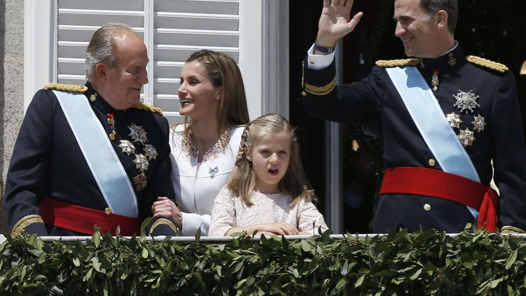 La reina Letizia abraza al rey emérito don Juan Carlos en el balcón del palacio real de Madrid, tras la proclamación de Felipe VI