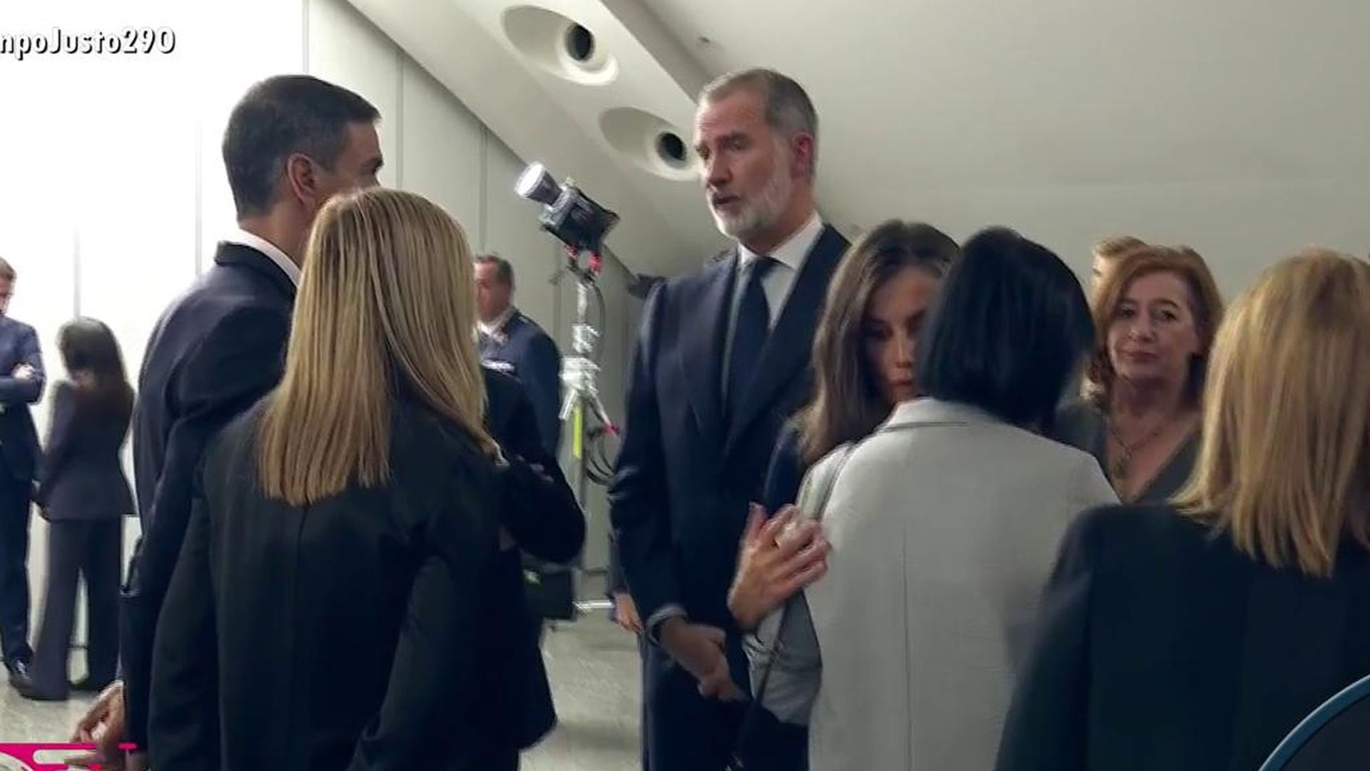 La reina saluda a las víctimas