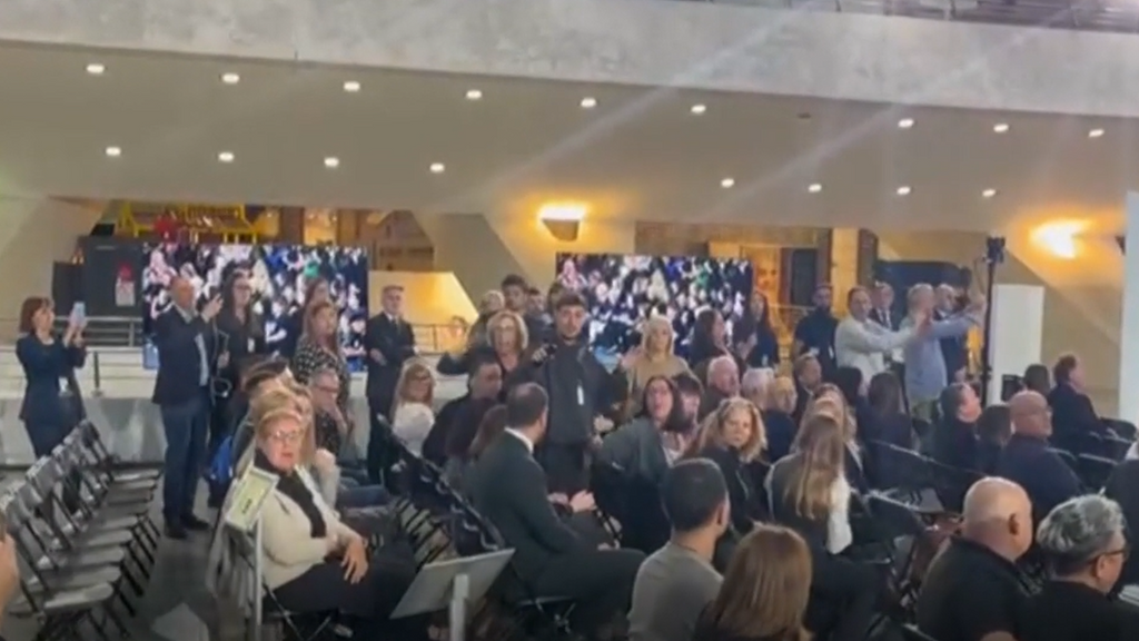 La tensión entre las propias víctimas de la DANA, que afean los insultos a Mazón durante el acto: "¡Esto es un puto funeral!"