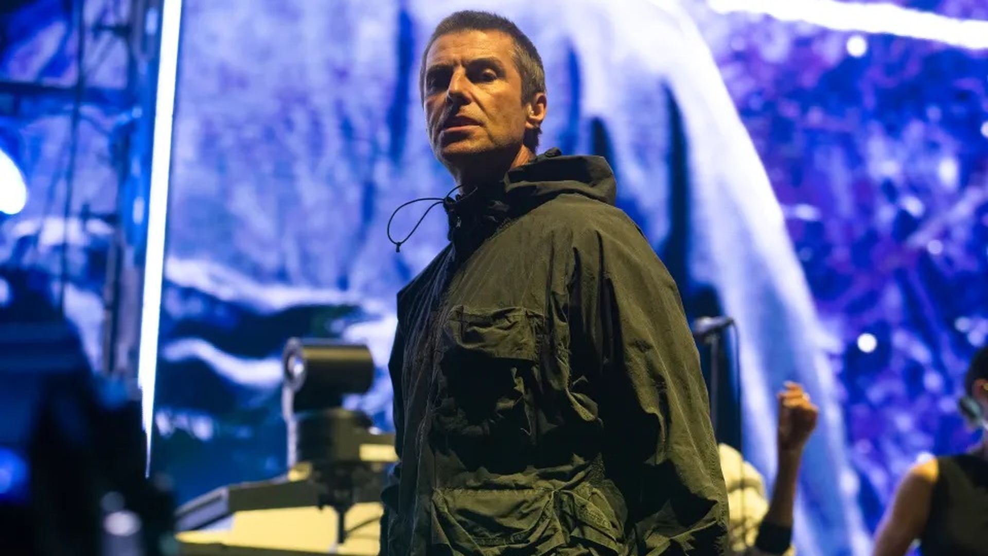Liam Gallagher vistiendo su característica parka en un concierto reciente
