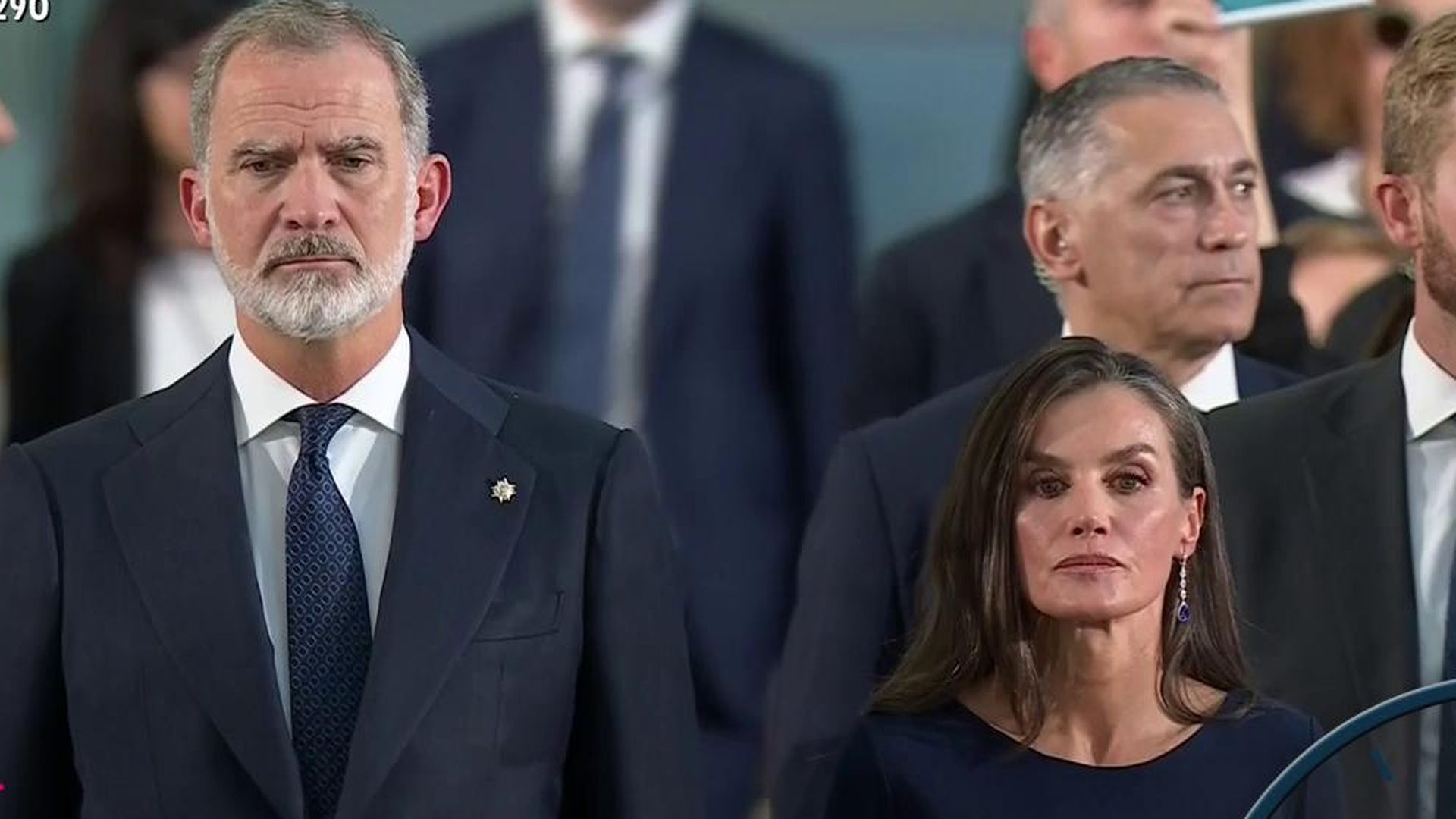 Los reyes escuchando el himno durante el funeral de Estado