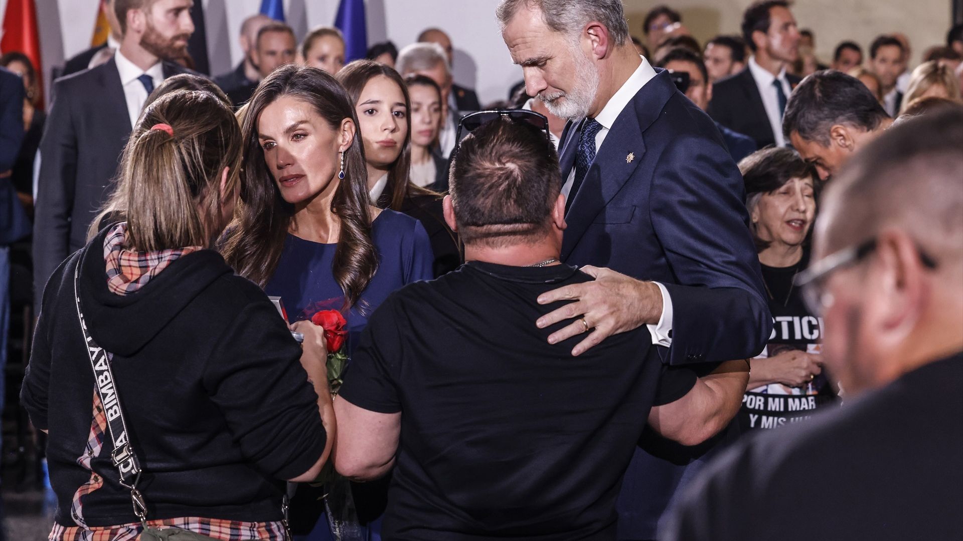 Los reyes se saltan el protocolo y se funden en un abrazo con los familiares de las víctimas de la DANA al acabar el funeral