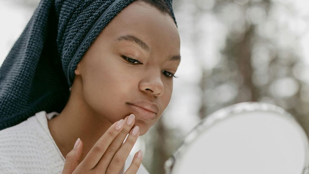Mujer aplicándose cosmético