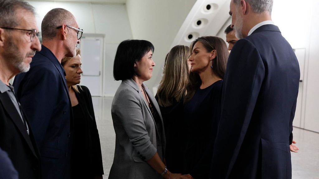 El rey Felipe consuela a la reina Letizia, al borde del llanto tras su encuentro con familiares de víctimas de la DANA