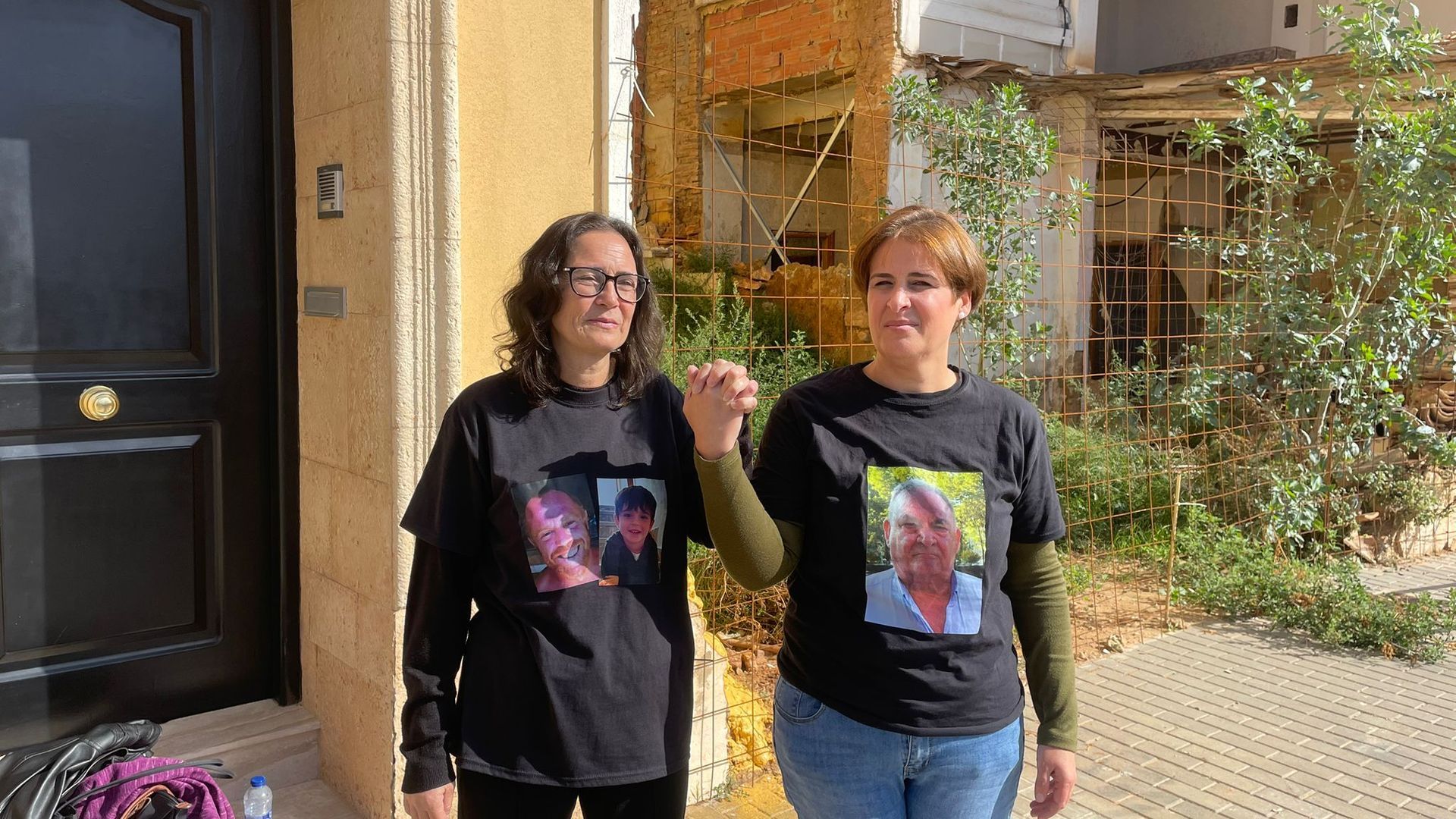 Sonia a la izquierda junto a Ana, que perdió a su marido y su hijo en Sot de Chera