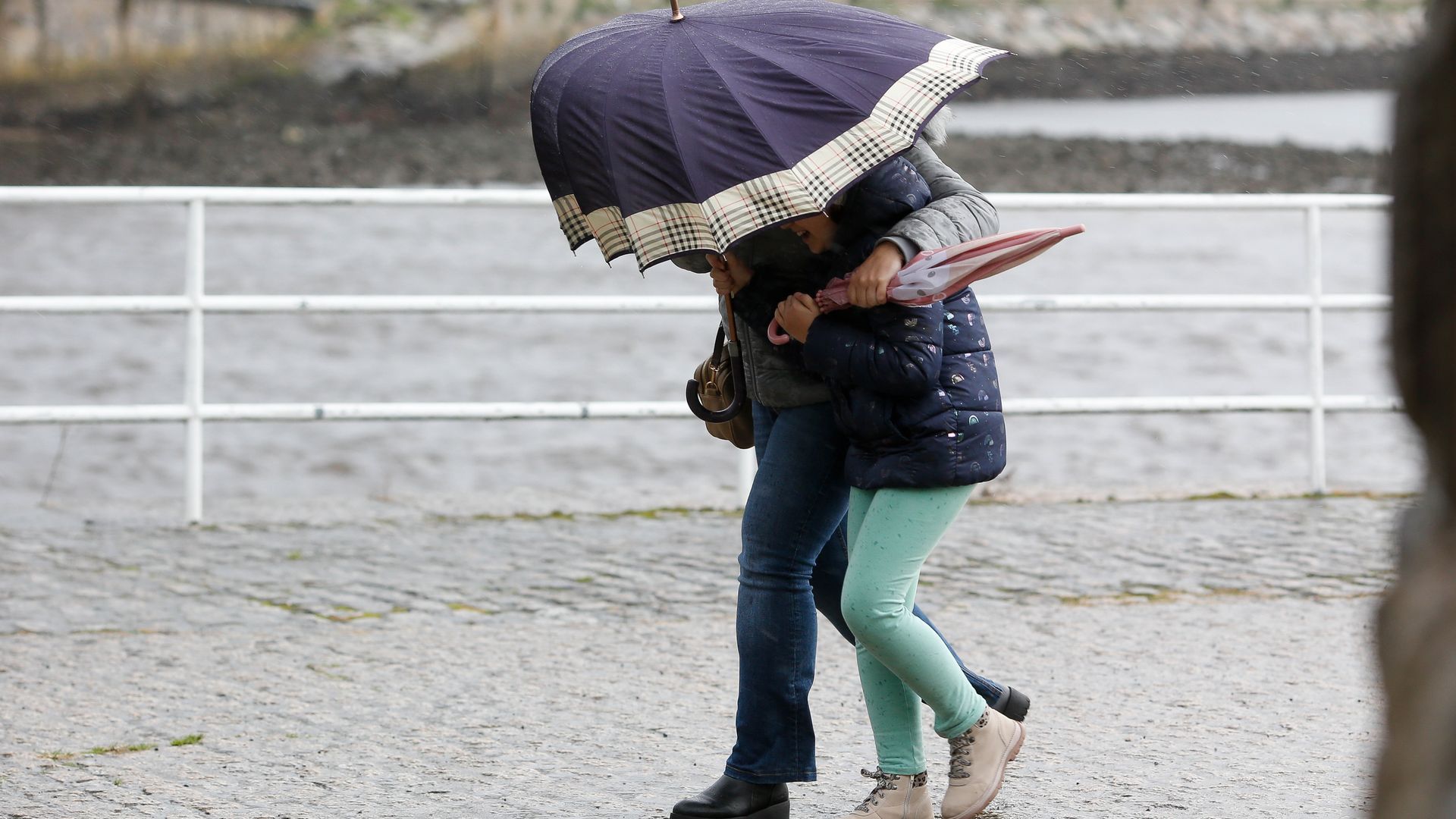 Un nuevo frente llega a Galicia: rachas de viento de 80 km/h y olas de hasta seis metros en la costa