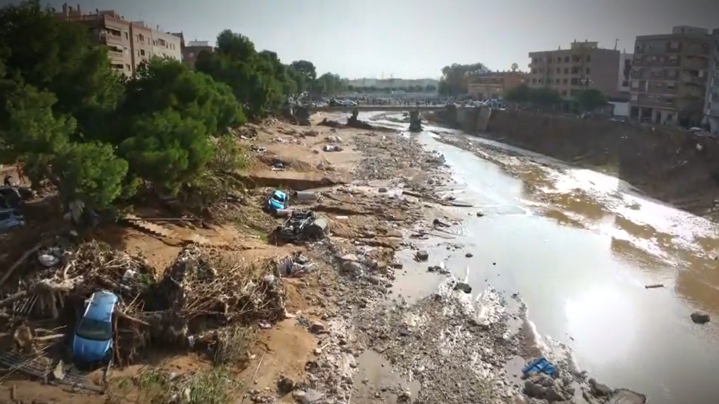 Manu Reyes y el equipo de Valencia de Noticias Cuatro no olvidaron a los vecinos de la DANA estos 365 días y recibieron su premio con un "gracias" por las calles