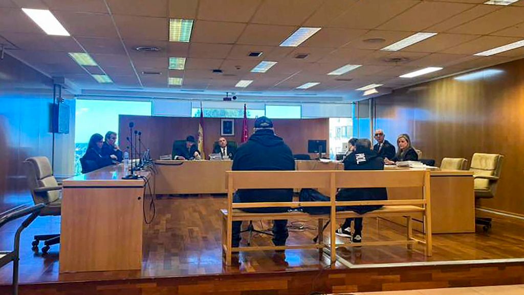 Vista de la sala de la Audiencia Provincial de Madrid donde se celebra el juicio contra un hombre acusado de violar a sus tres nietas menores