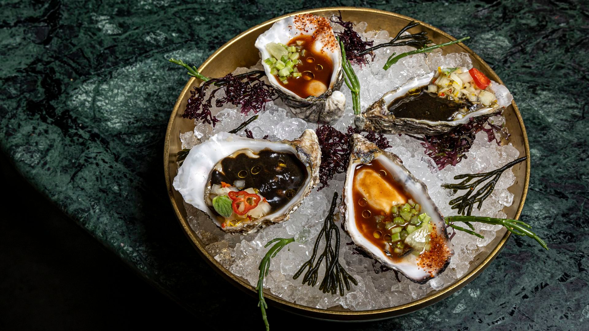 Ostra Yucatán con recado negro y cítricos