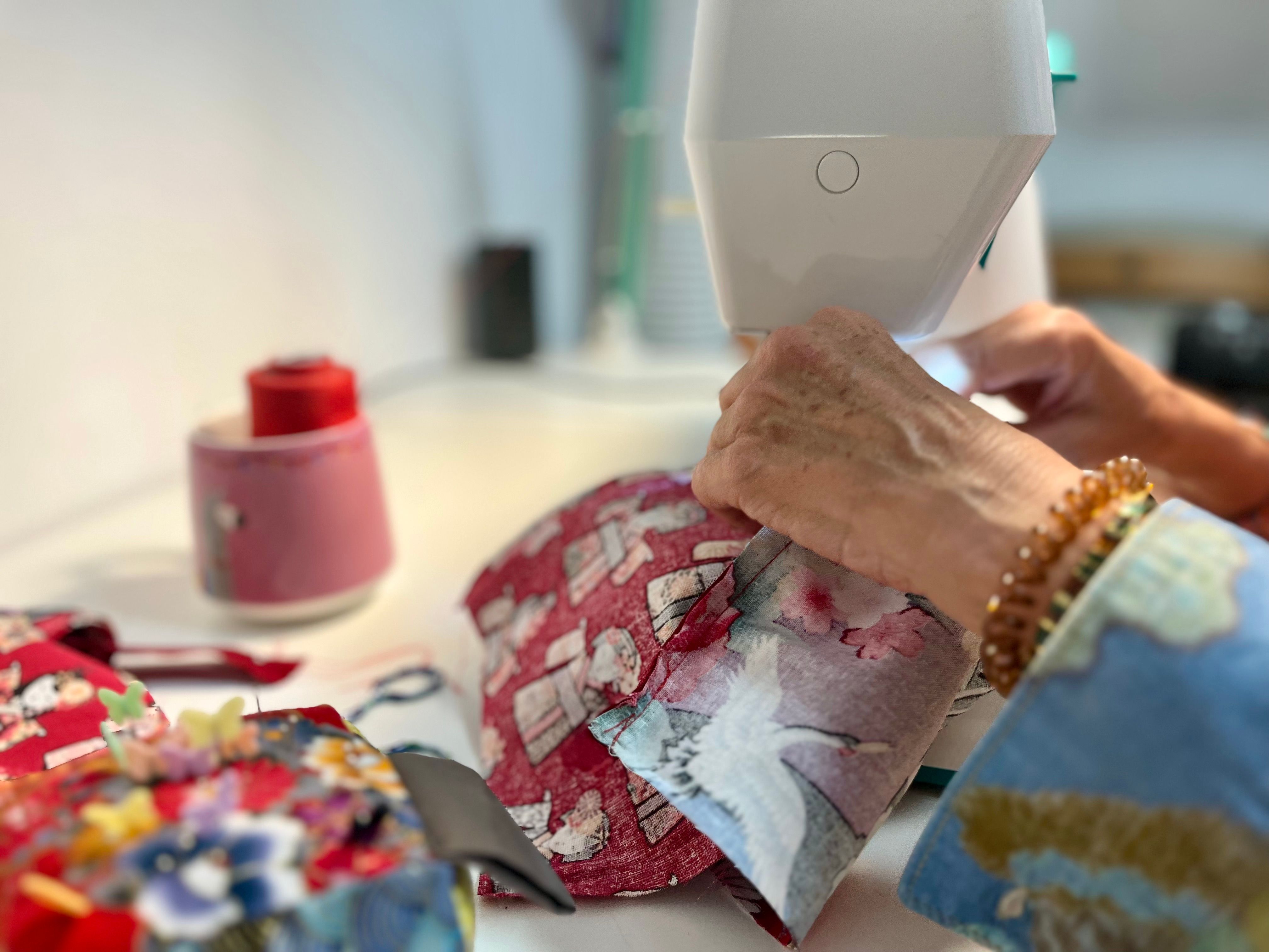 Aprender a coser exige de los alumnos concentración