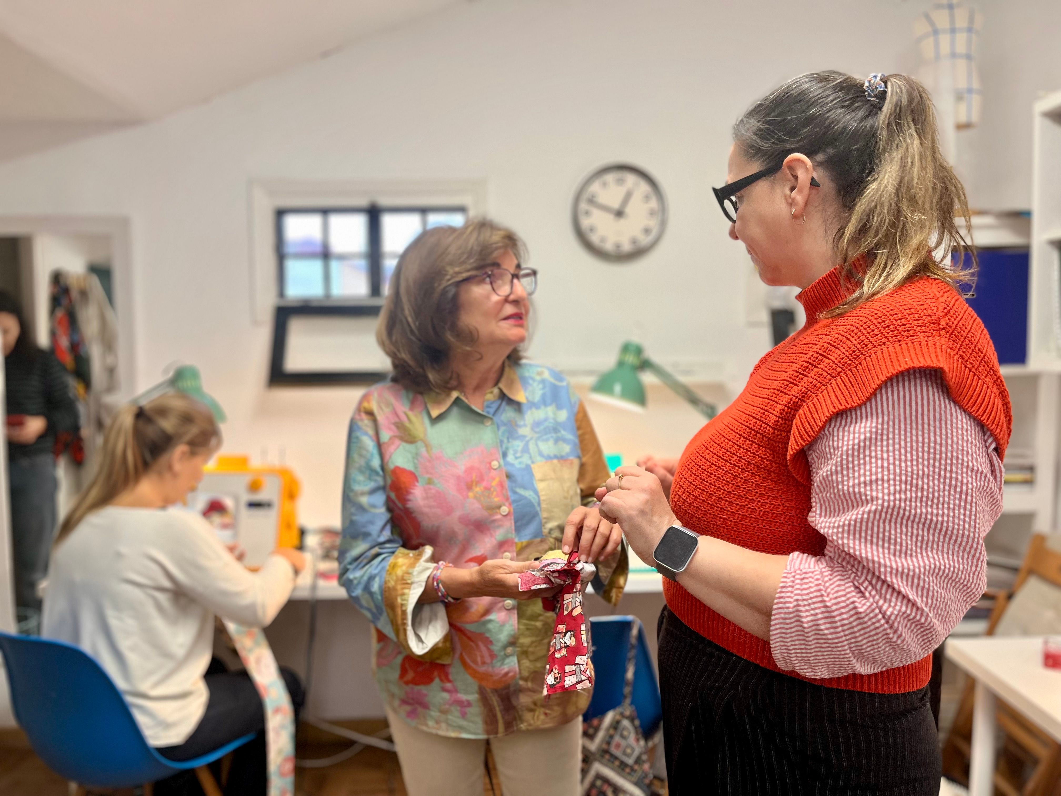 Blanca Sáez da indicaciones a una de sus alumnas