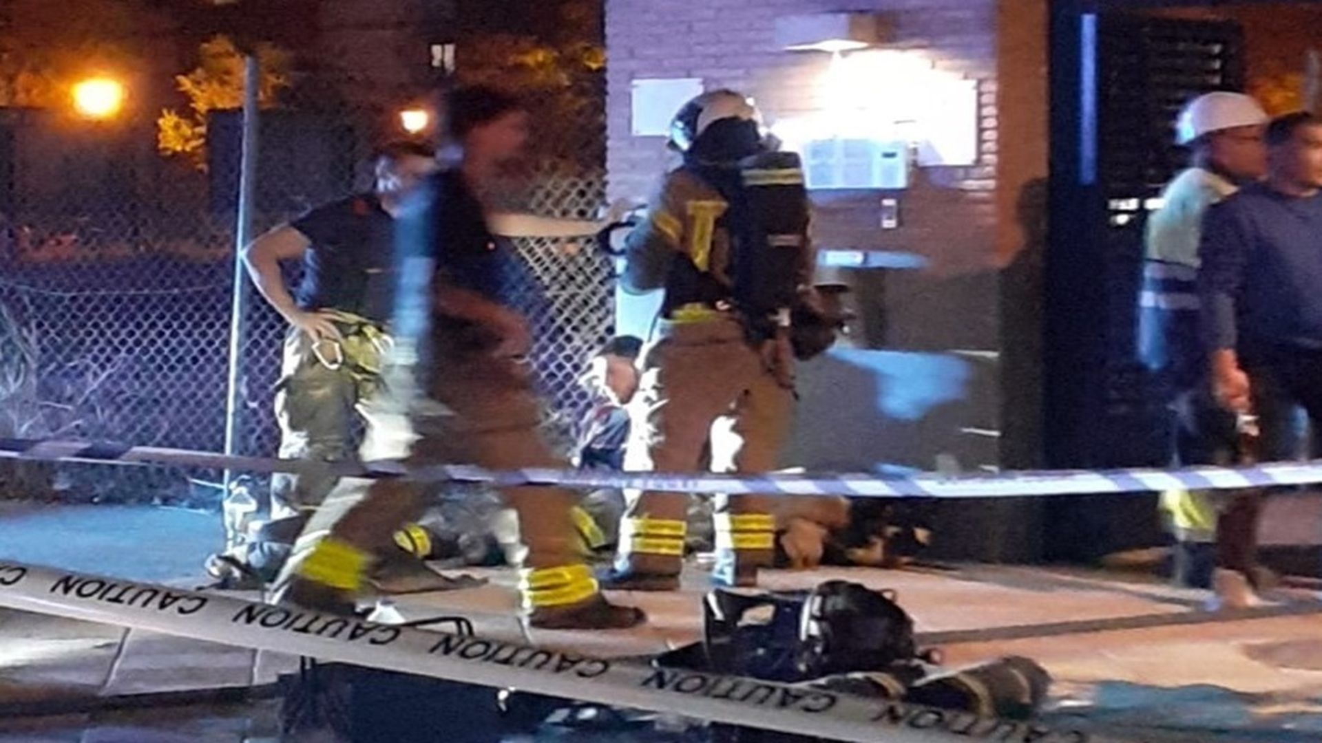 Bomberos interviniendo en la deflagración de Atarfe