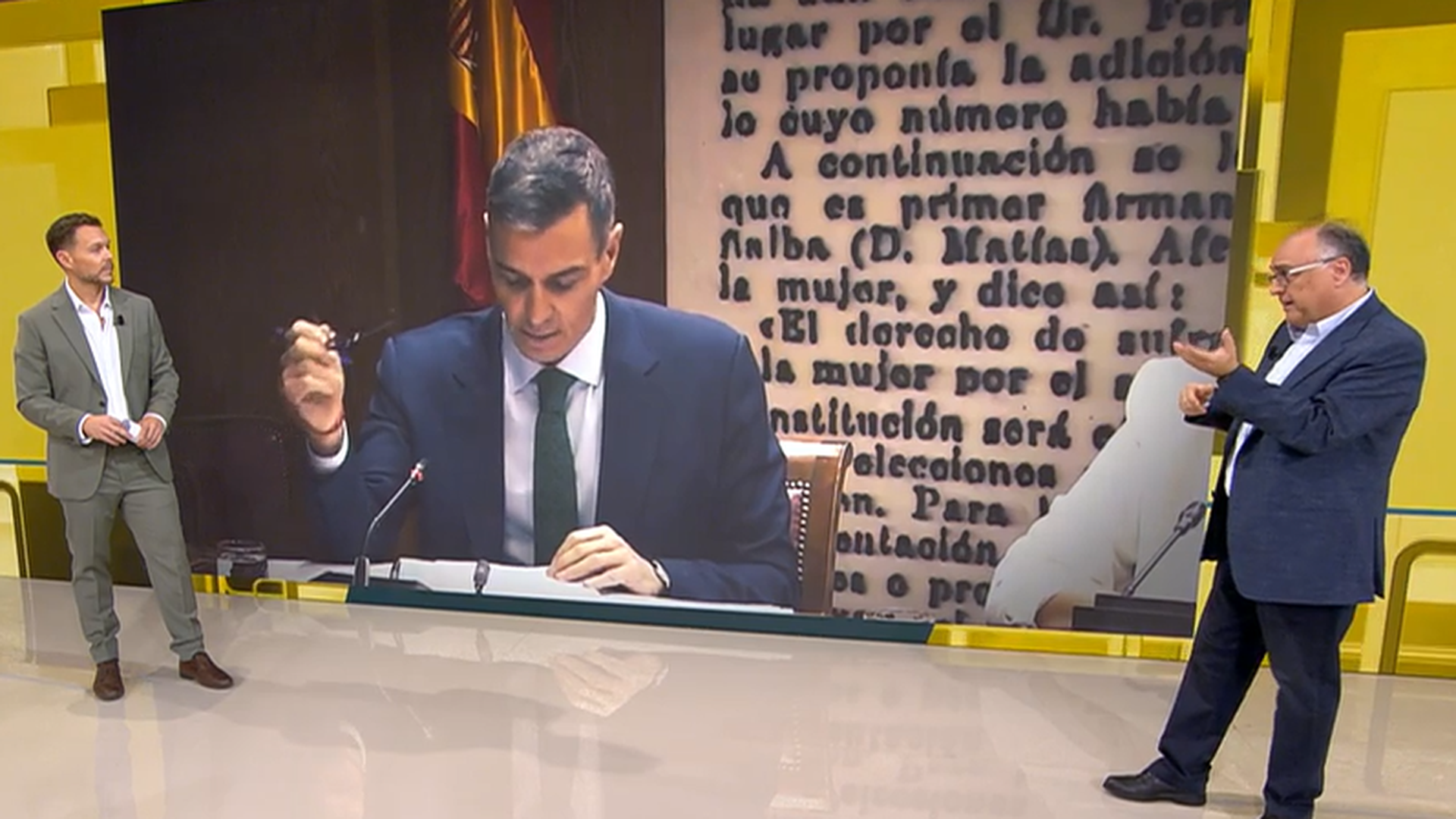 Un experto analiza los gestos de Pedro Sánchez durante su comparecencia: ''Saca la careta de la sonrisa''