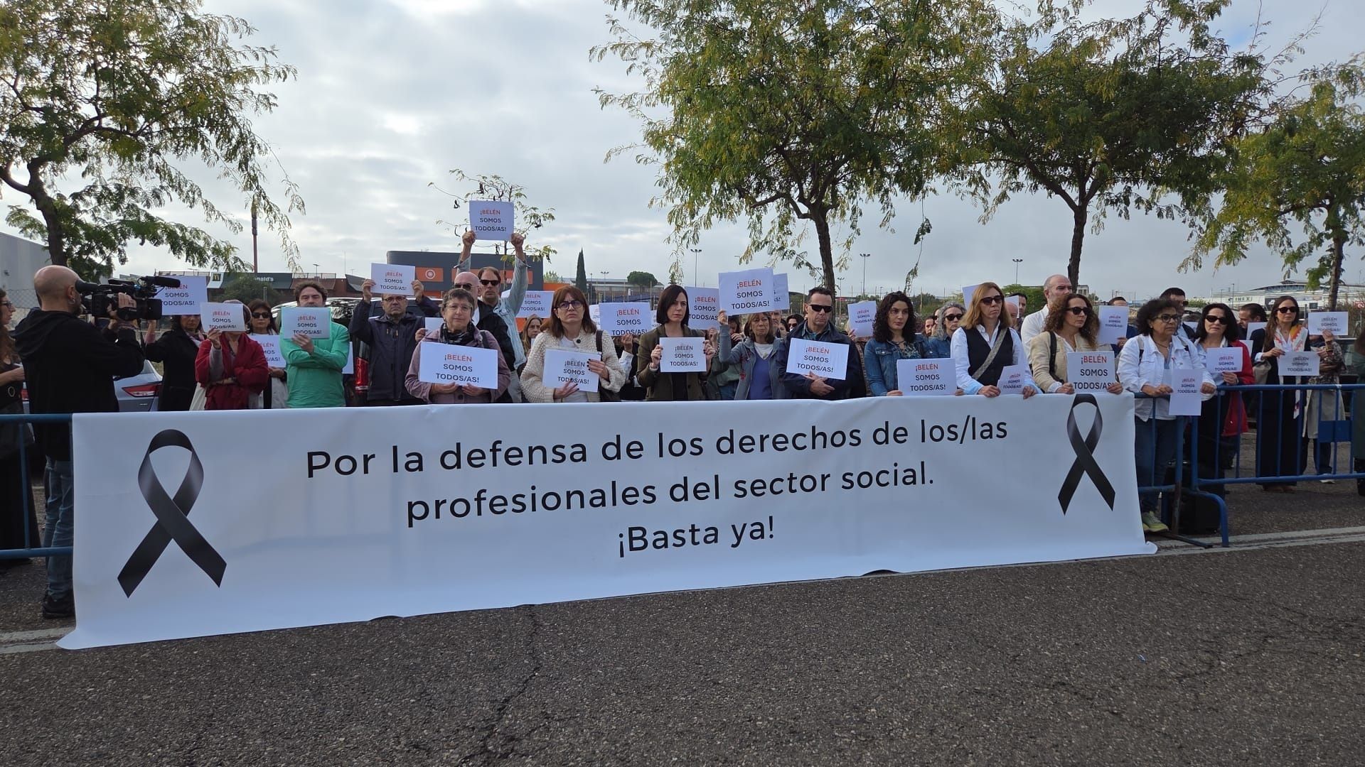 Colegios y colectivo profesionales arropan en el juzgado a la familia de Belén Cortés, educadora social, cuya muerte "pudo haberse evitado"