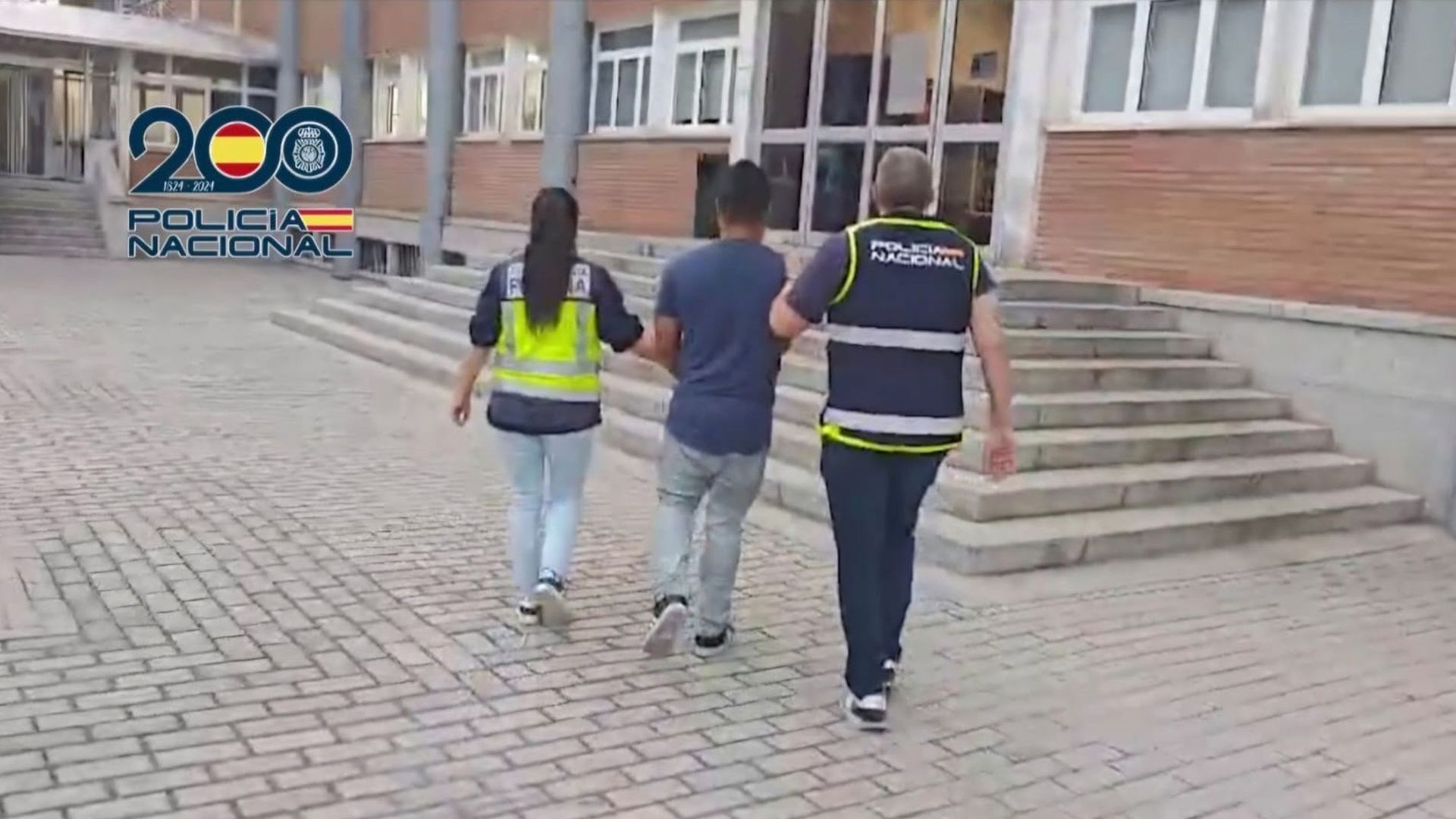 Dos agentes de la Policía Nacional con un detenido por un presunto delito de agresiones sexuales a menores.