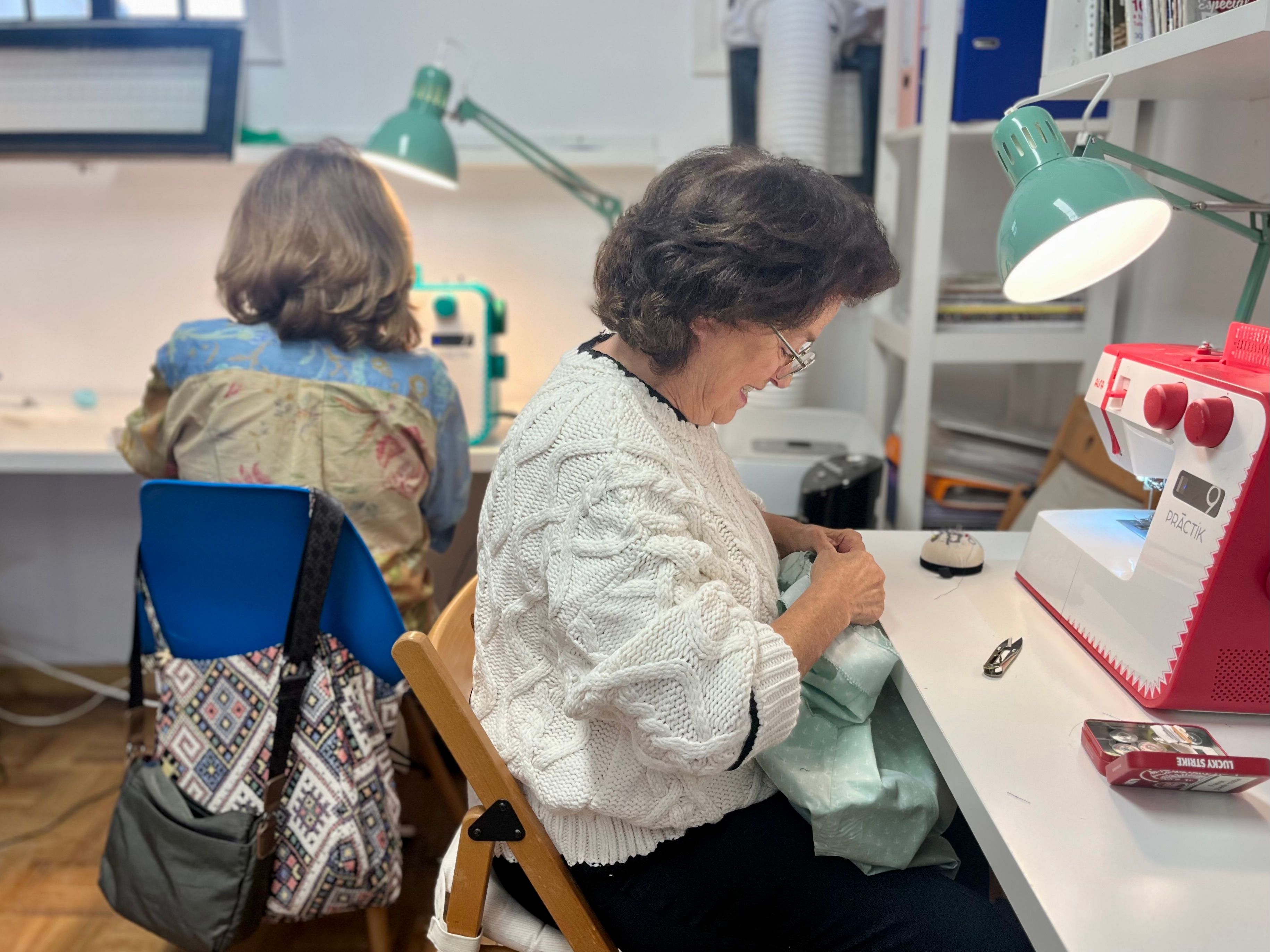 Dos alumnas cosen en La Retalera