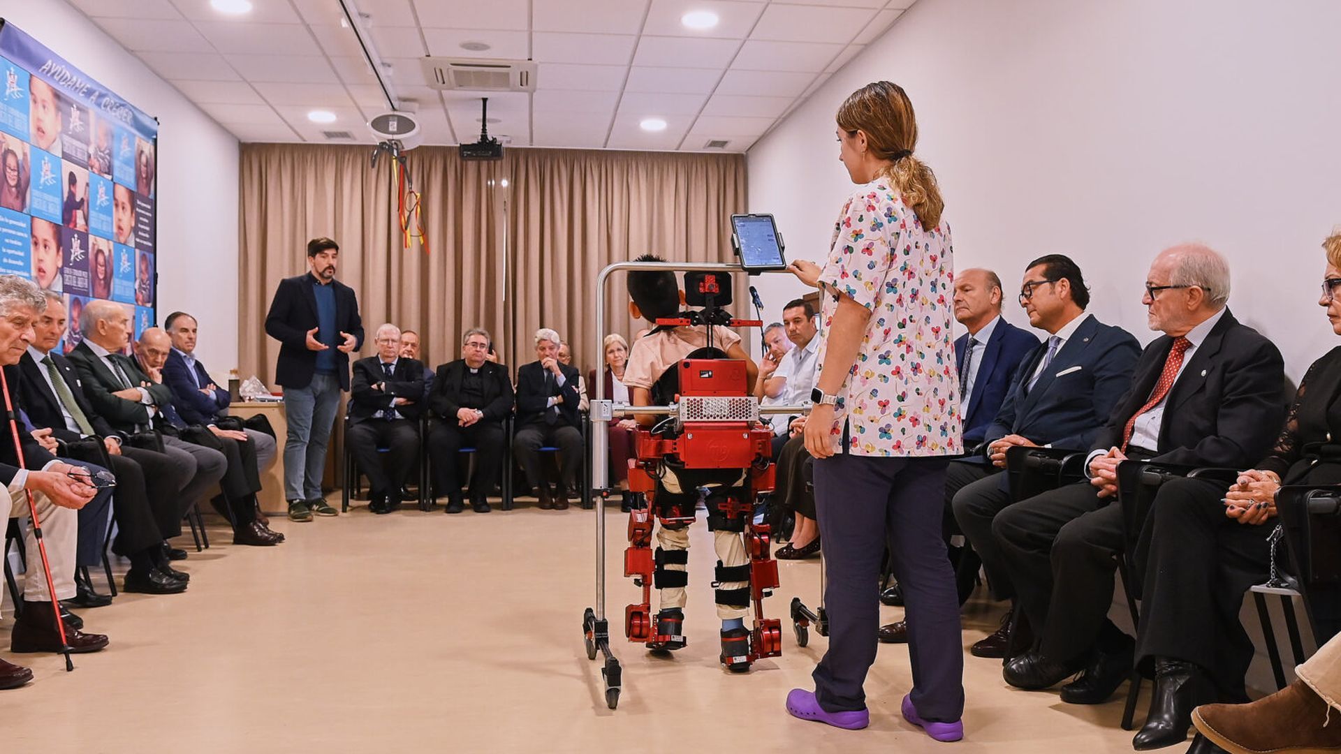 El 'milagro' de Arbel, un niño de 11 años con atrofia muscular que ha vuelto a caminar gracias a un exoesqueleto