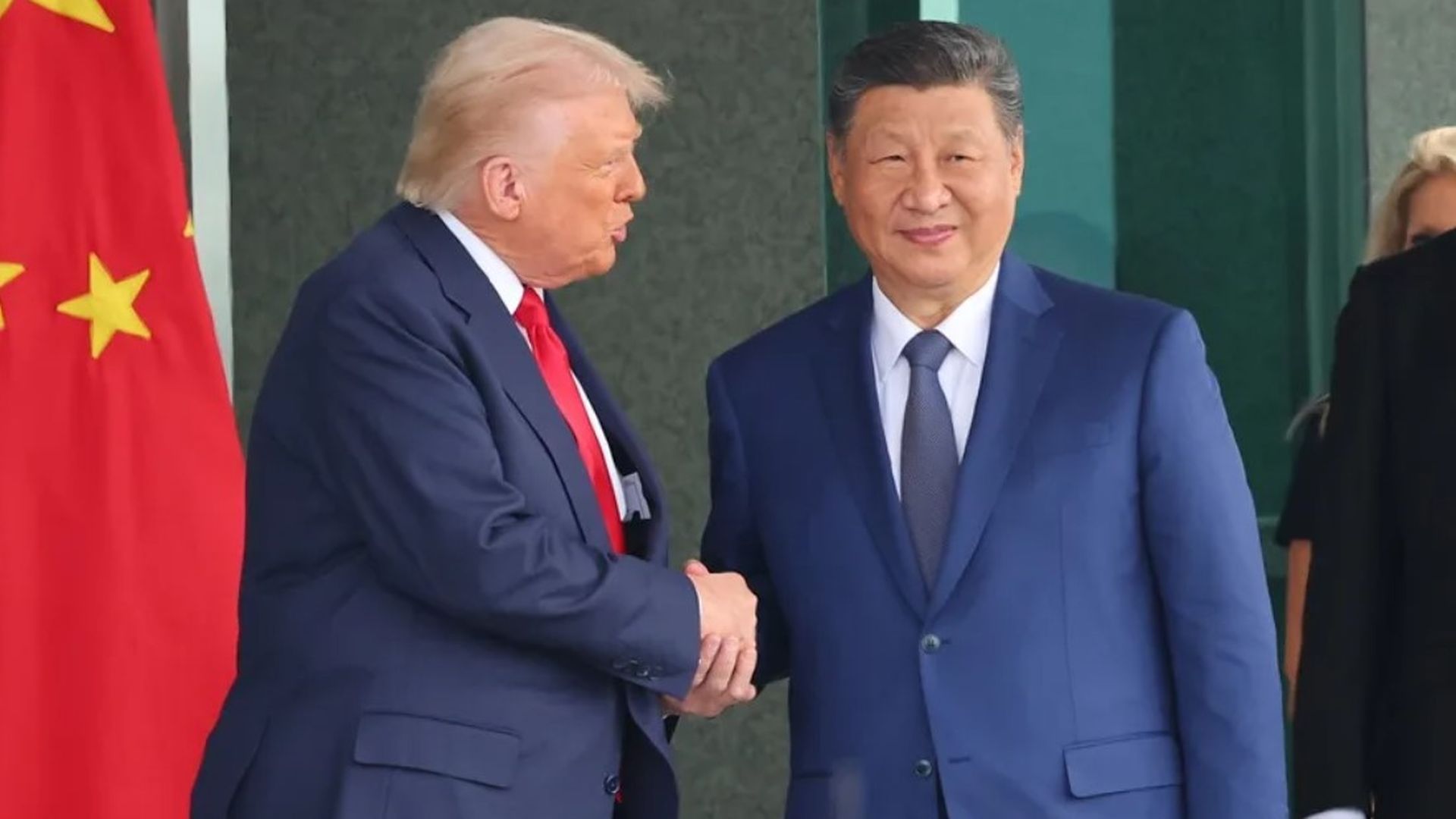 El presidente de EE.UU., Donald Trump, y su homólogo chino, Xi Jinping, se dan un apretón de manos durante una reunión realizada en Busan, Corea del Sur,