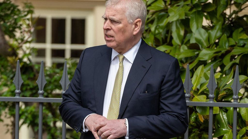 El rey Carlos III despoja de sus títulos a su hermano el príncipe Andrés, que es expulsado de Windsor por las acusaciones de vínculos con Epstein