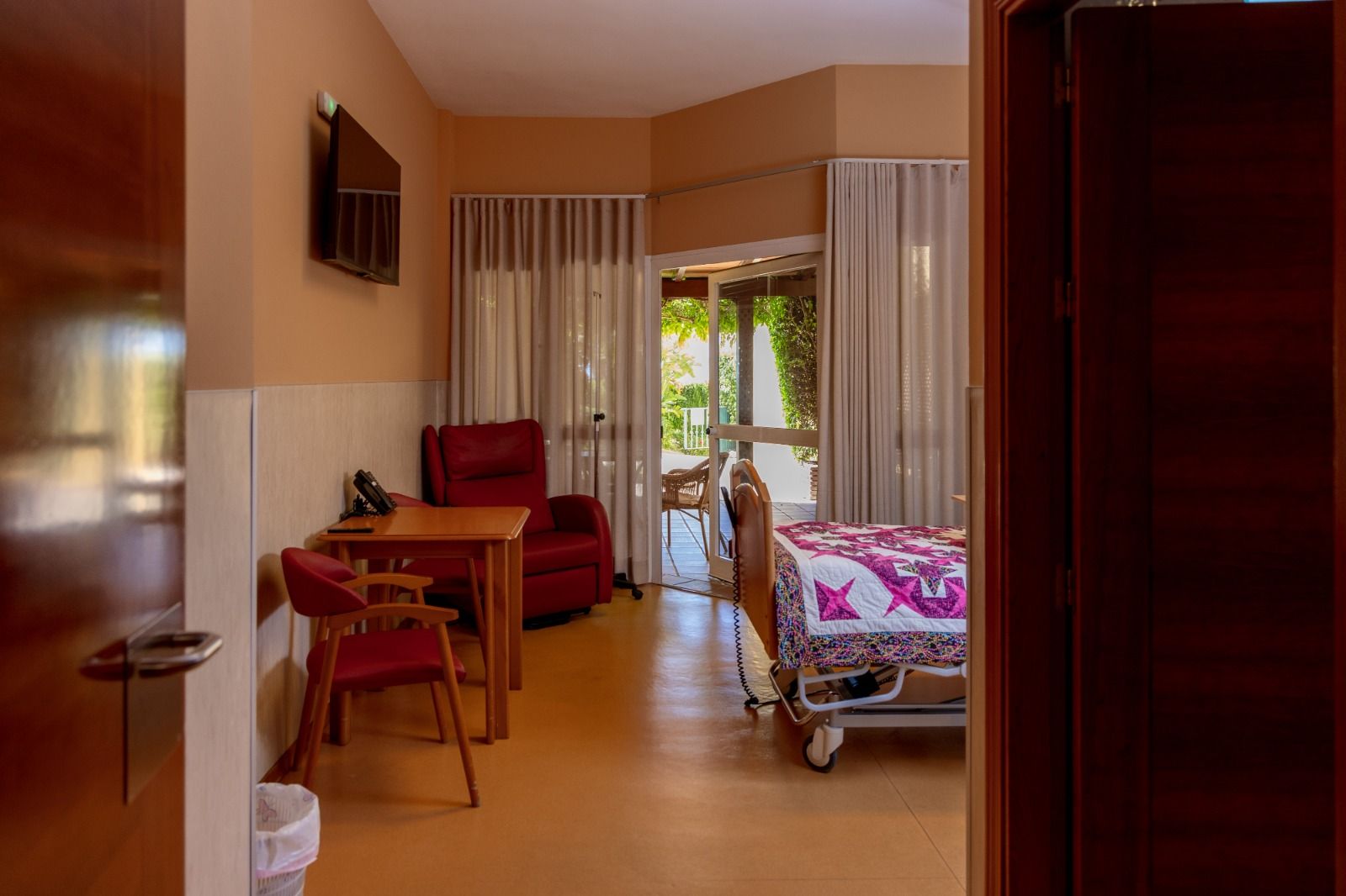 Habitación individual con acceso al jardín en la Unidad de Hospitalización