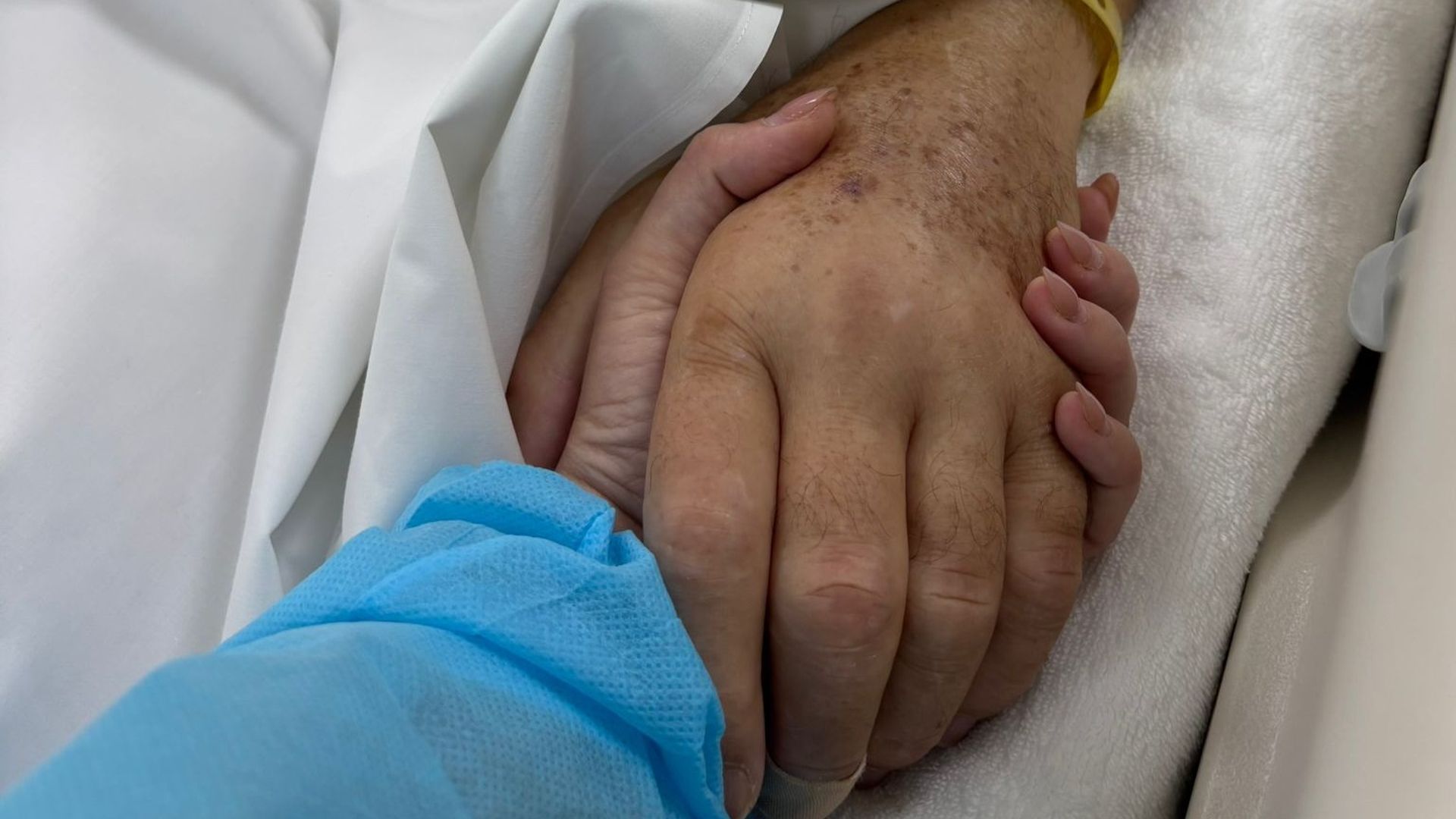 Imagen de Juan Manuel y su hija Sara en el hospital