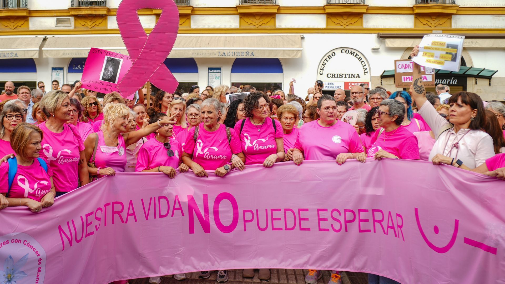 Imágenes de la concentración convocada por la asociación (Amama) el 26 de octubre en Sevilla