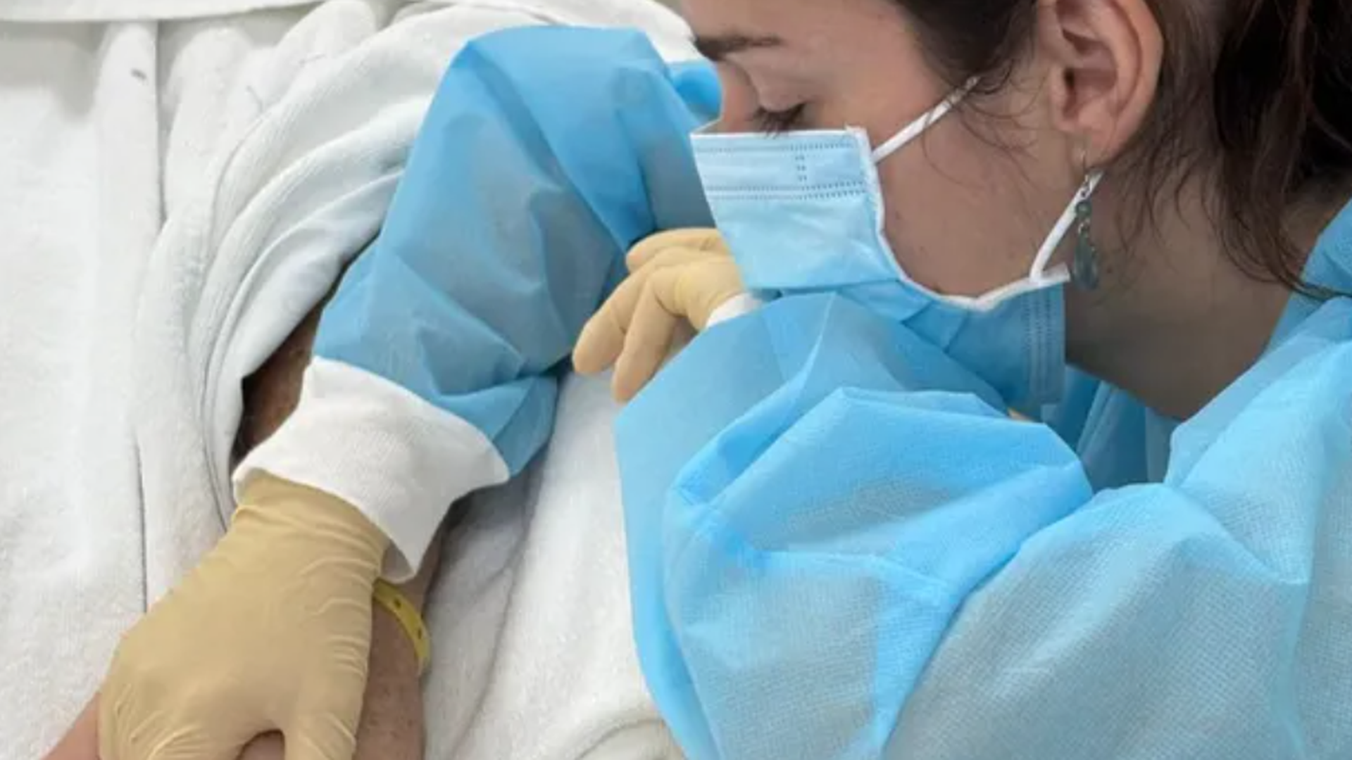 La familia del español ingresado en Vietnam encuentra una empresa para su traslado en dos semanas: "No sabemos si su estado se mantendrá"