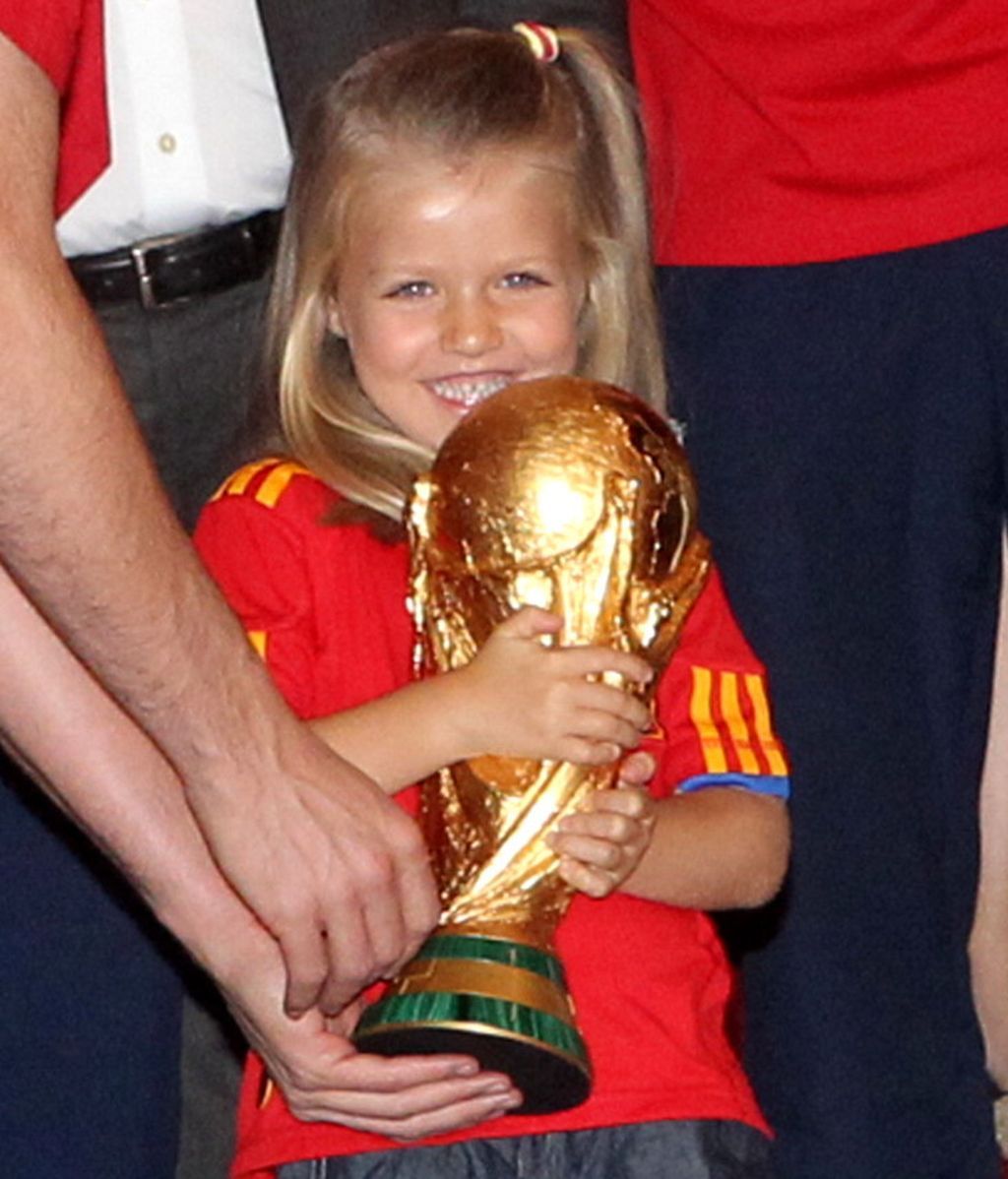 La princesa de Asturias con la Copa del Mundo conquistada por España en el Mundial de Sudáfrica