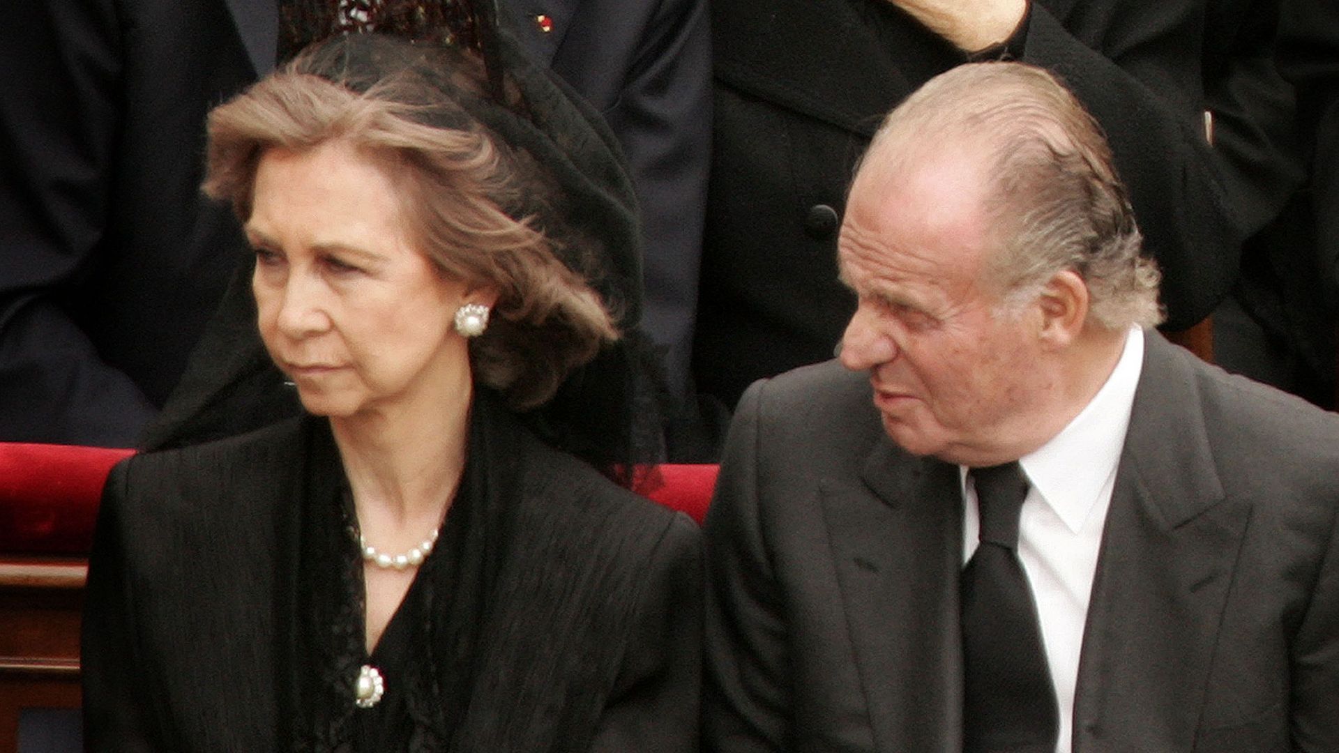 La reina Sofía y el rey Juan Carlos I, en el funeral de Juan Pablo II