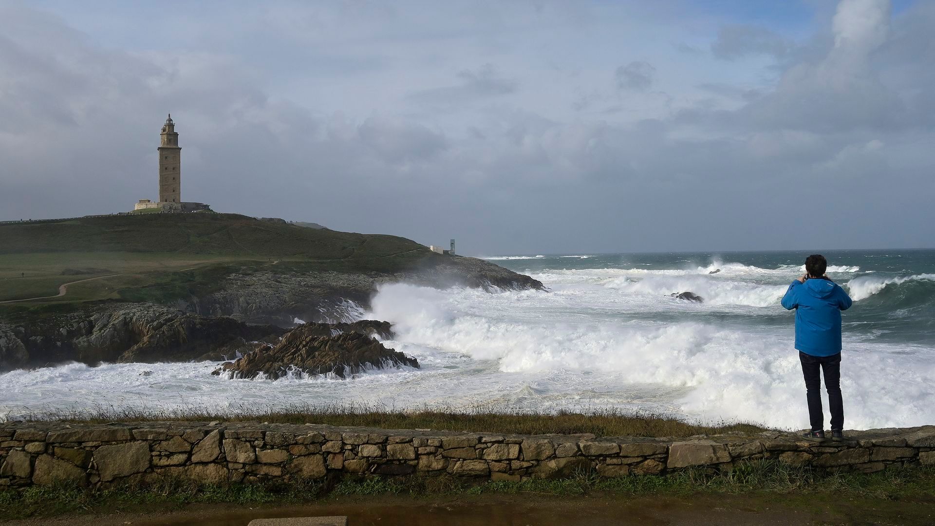 Las costas gallegas siguen en alerta: un nuevo frente deja fuertes rachas de viento y un peligroso oleaje
