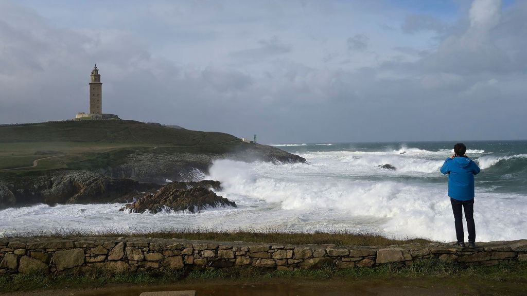 Las costas gallegas siguen en alerta: un nuevo frente deja fuertes rachas de viento y un peligroso oleaje