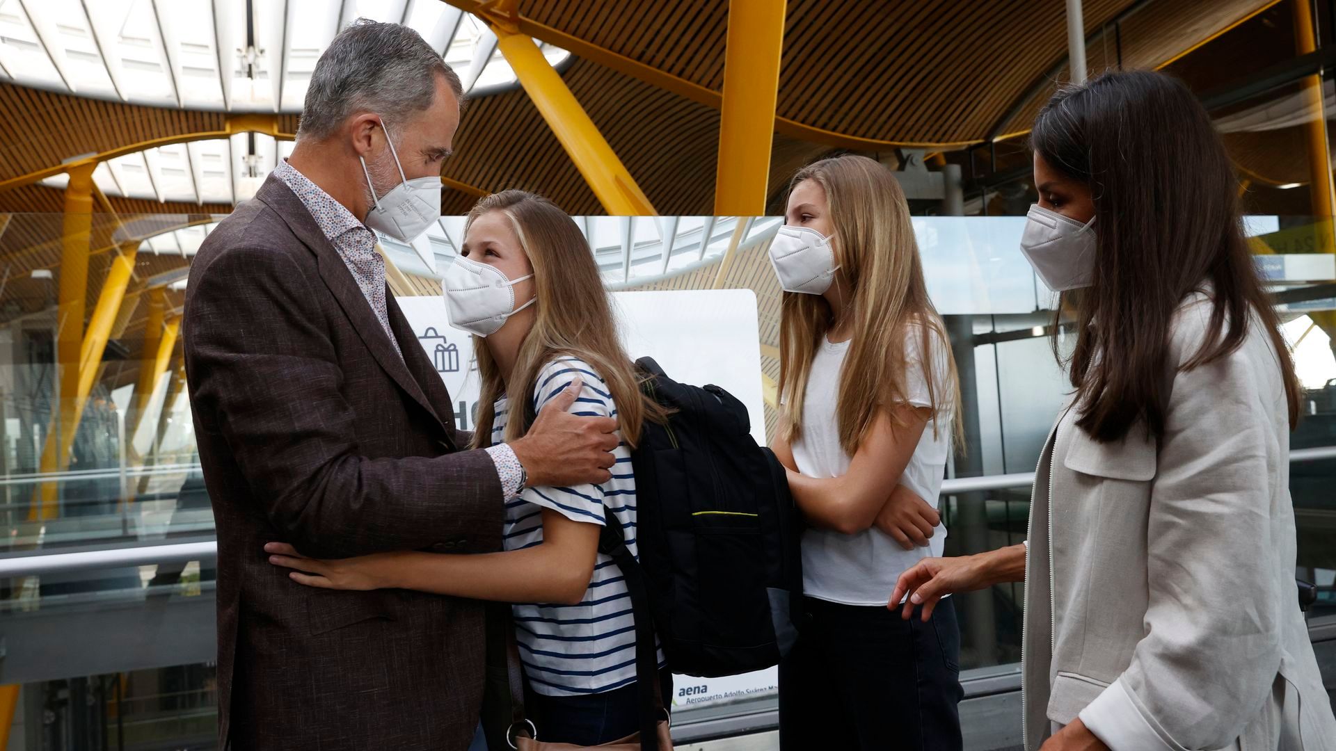 Leonor despidiéndose de sus padres y de Sofía en el aeropuerto ante su mudanza a Gales